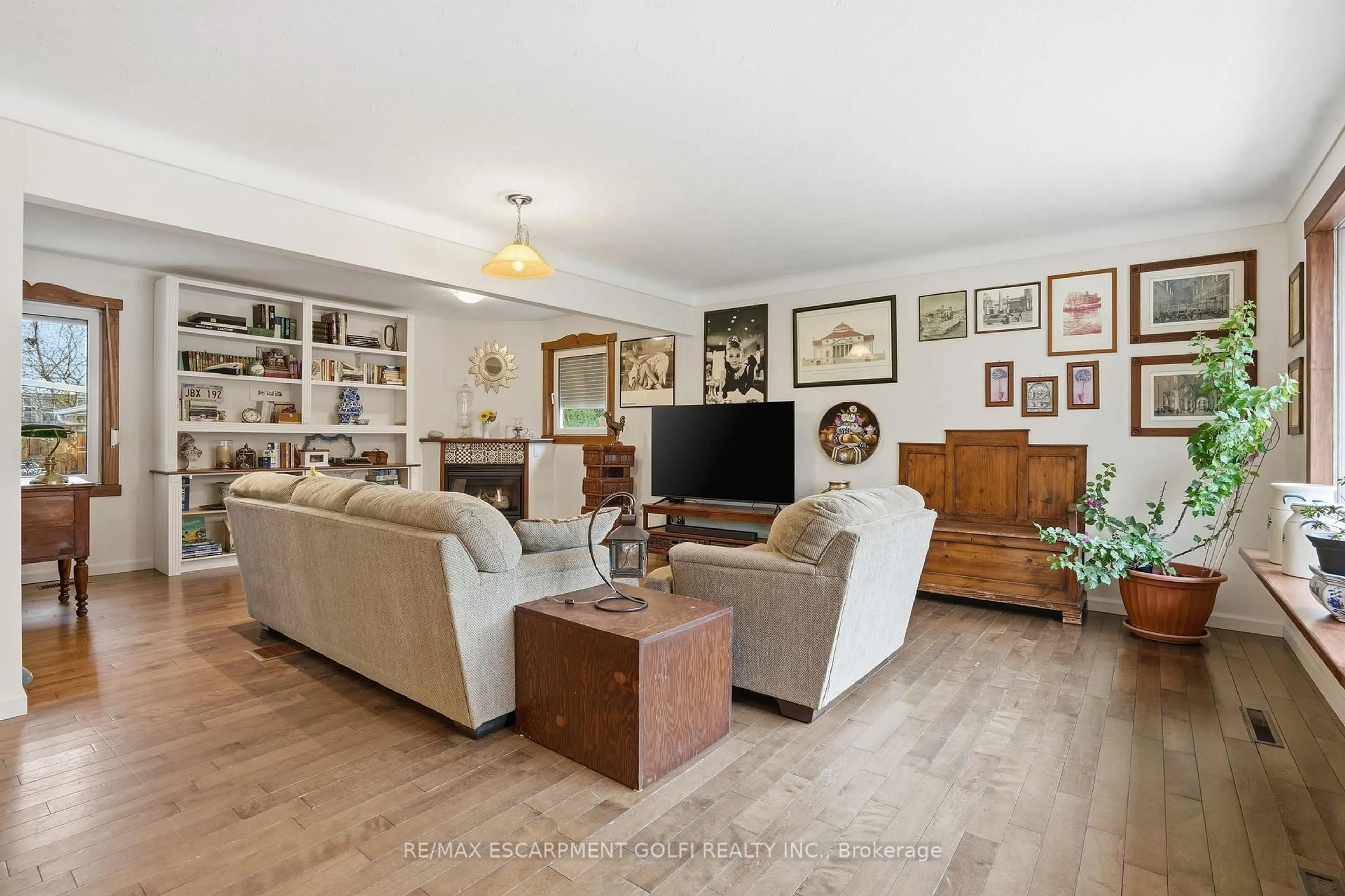Living room with furniture, wood/laminate floor for 14 EDINBURGH Dr, St. Catharines Ontario L2M 3H1
