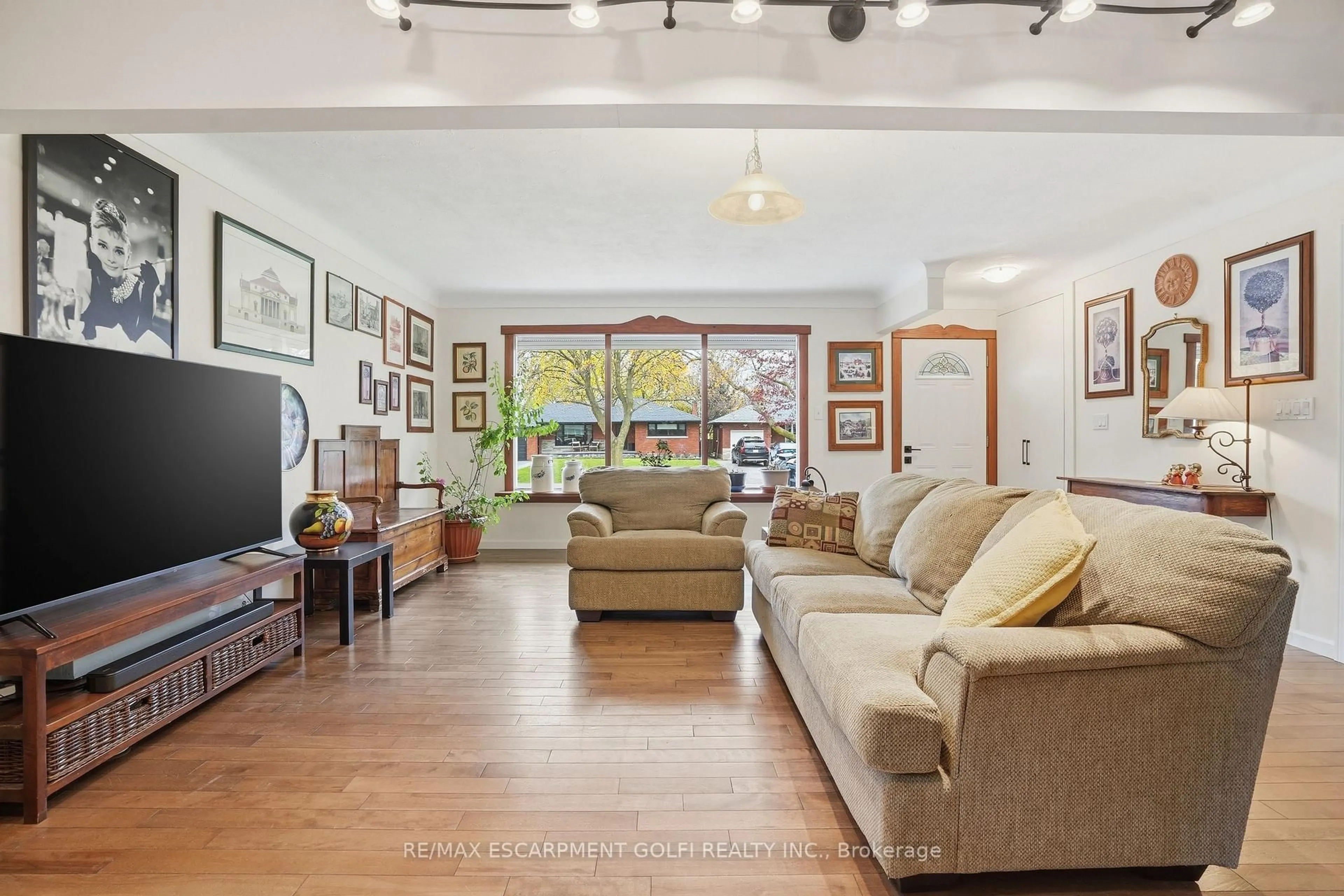 Living room with furniture, unknown for 14 EDINBURGH Dr, St. Catharines Ontario L2M 3H1