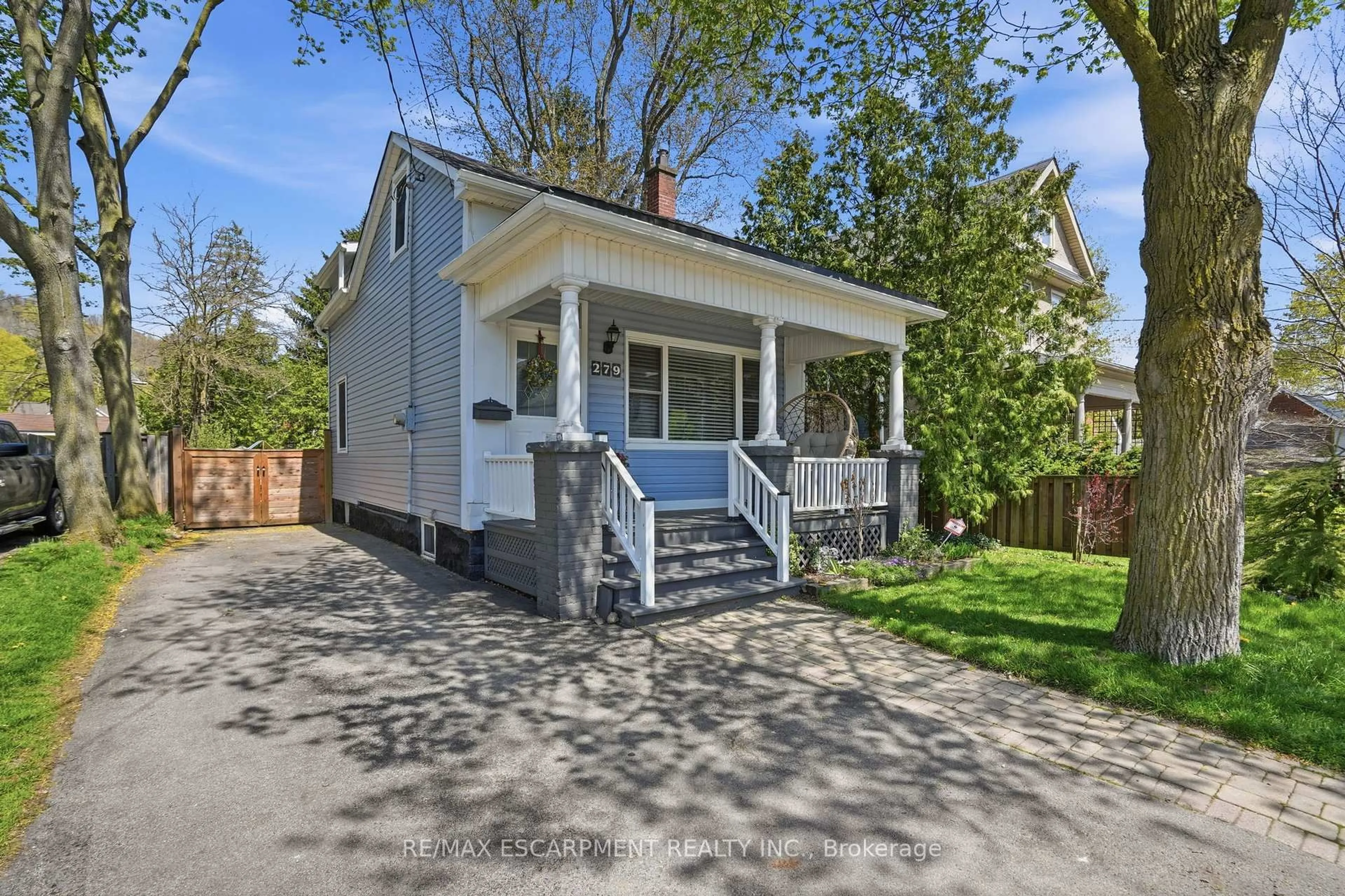 Home with vinyl exterior material, street for 279 Park St, Hamilton Ontario L9H 1Y6