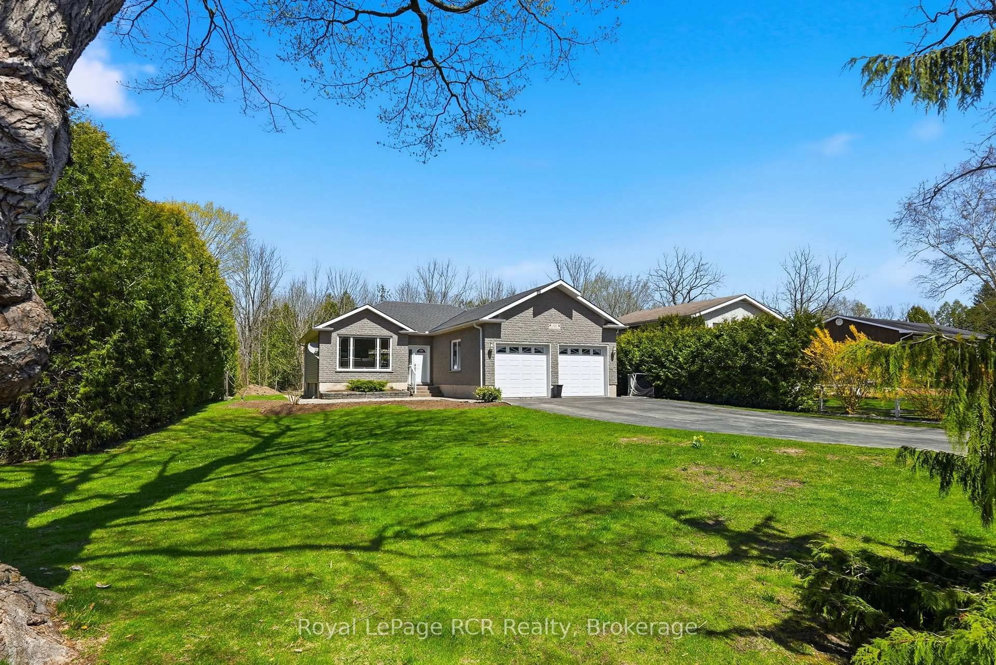 A pic from outside/outdoor area/front of a property/back of a property/a pic from drone, unknown for 406 Alice St, Saugeen Shores Ontario N0H 2L0