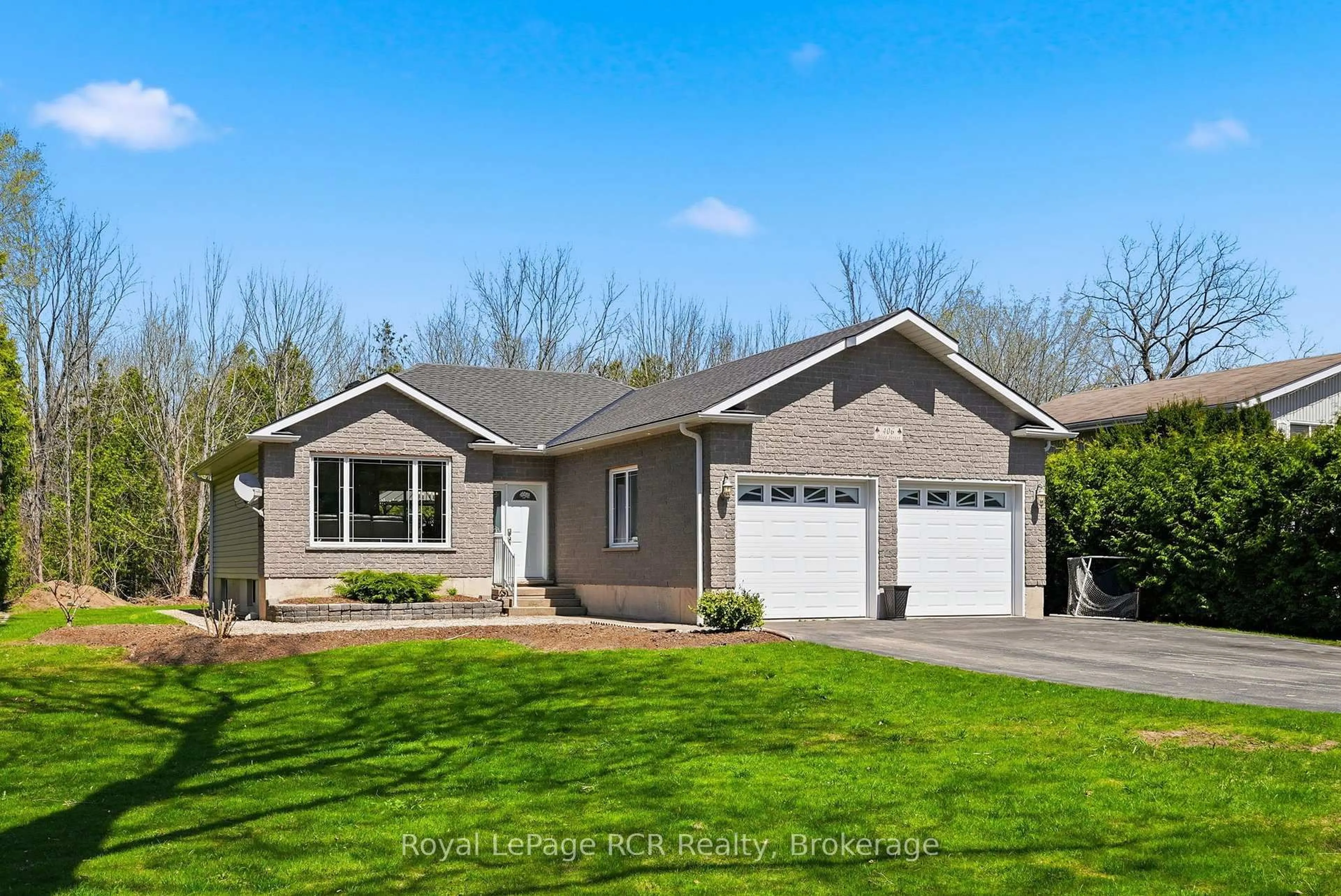 Home with vinyl exterior material, street for 406 Alice St, Saugeen Shores Ontario N0H 2L0
