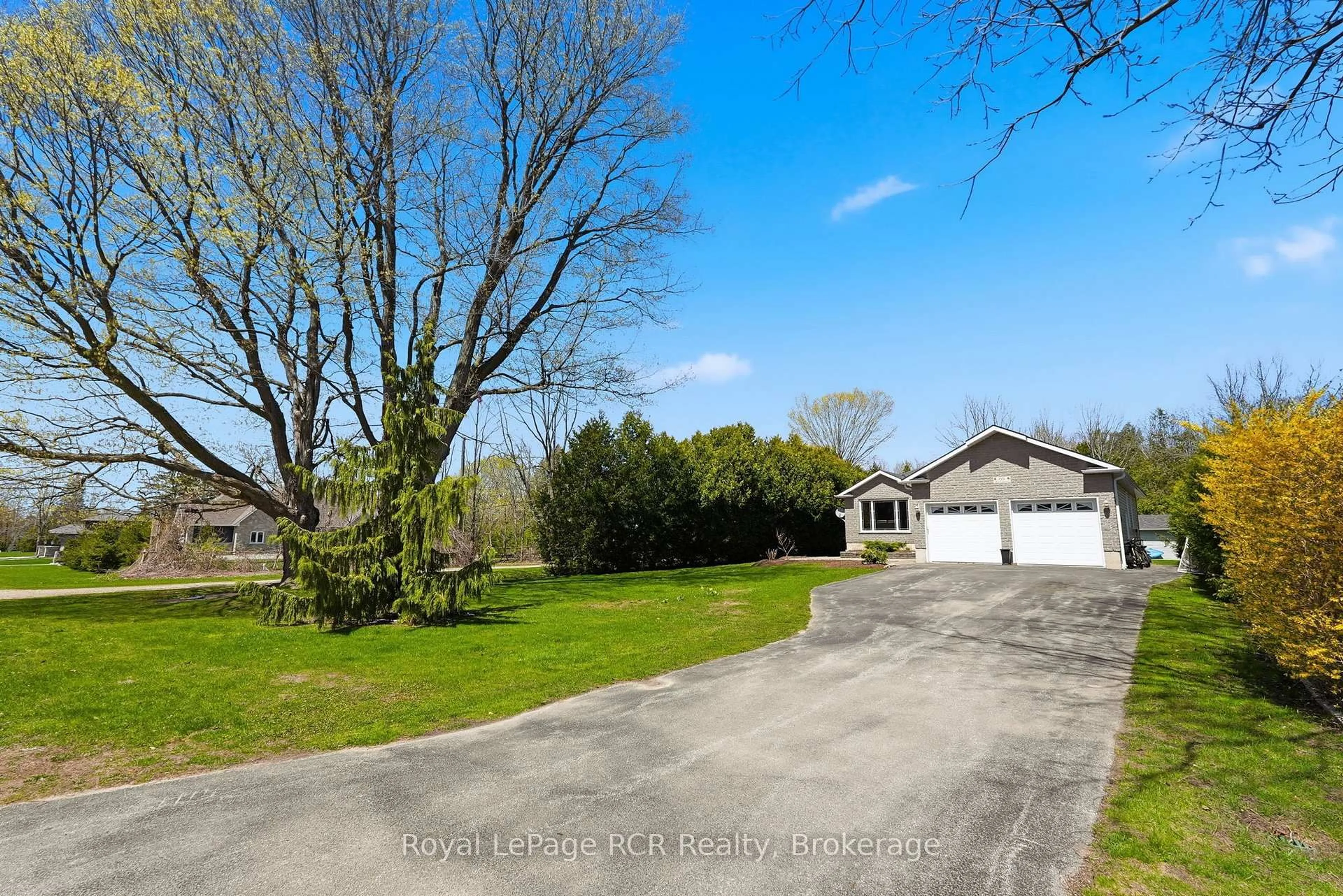 A pic from outside/outdoor area/front of a property/back of a property/a pic from drone, street for 406 Alice St, Saugeen Shores Ontario N0H 2L0