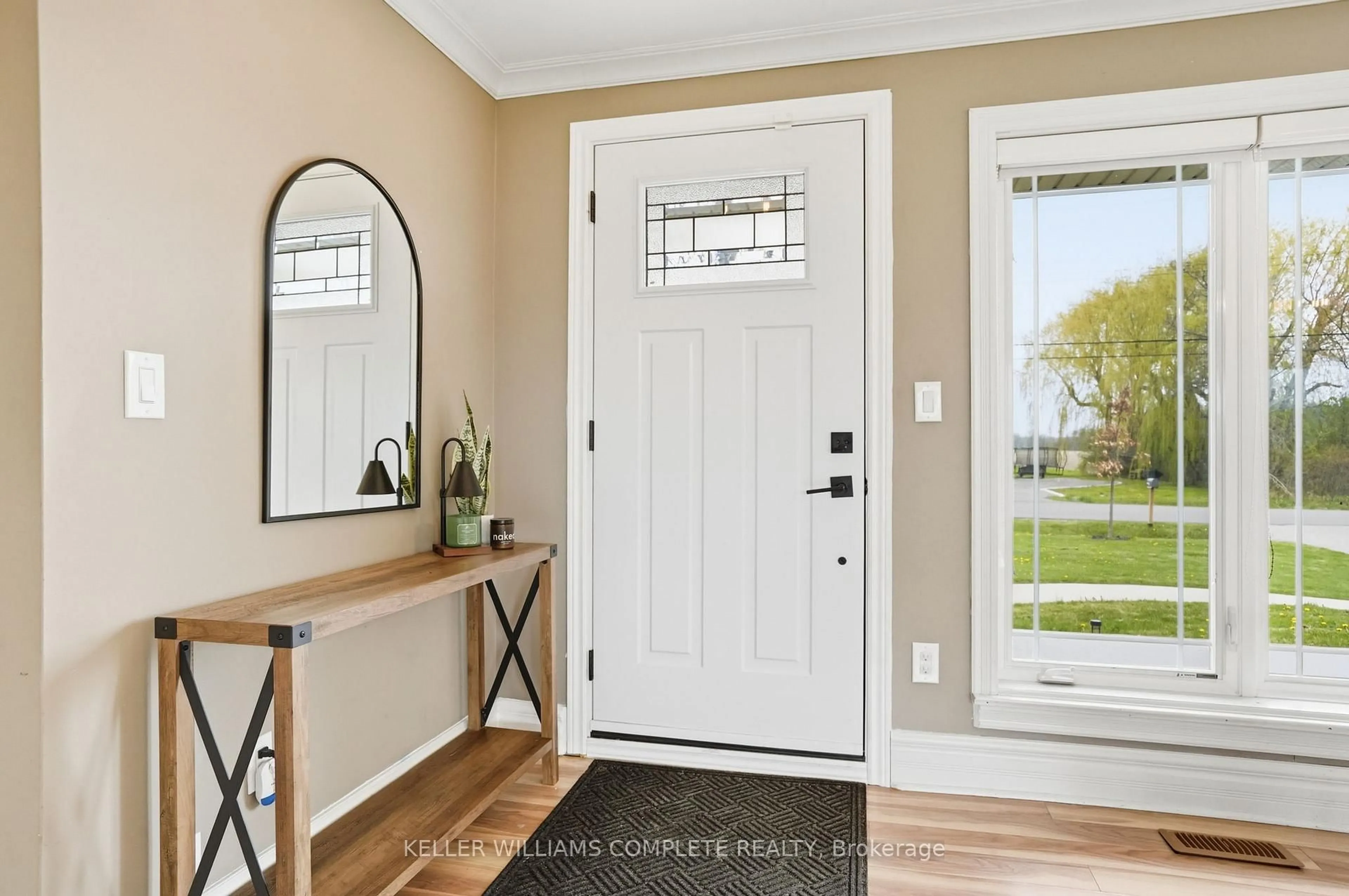 Indoor entryway for 533 Woodburn Rd, Hamilton Ontario L0R 1P0