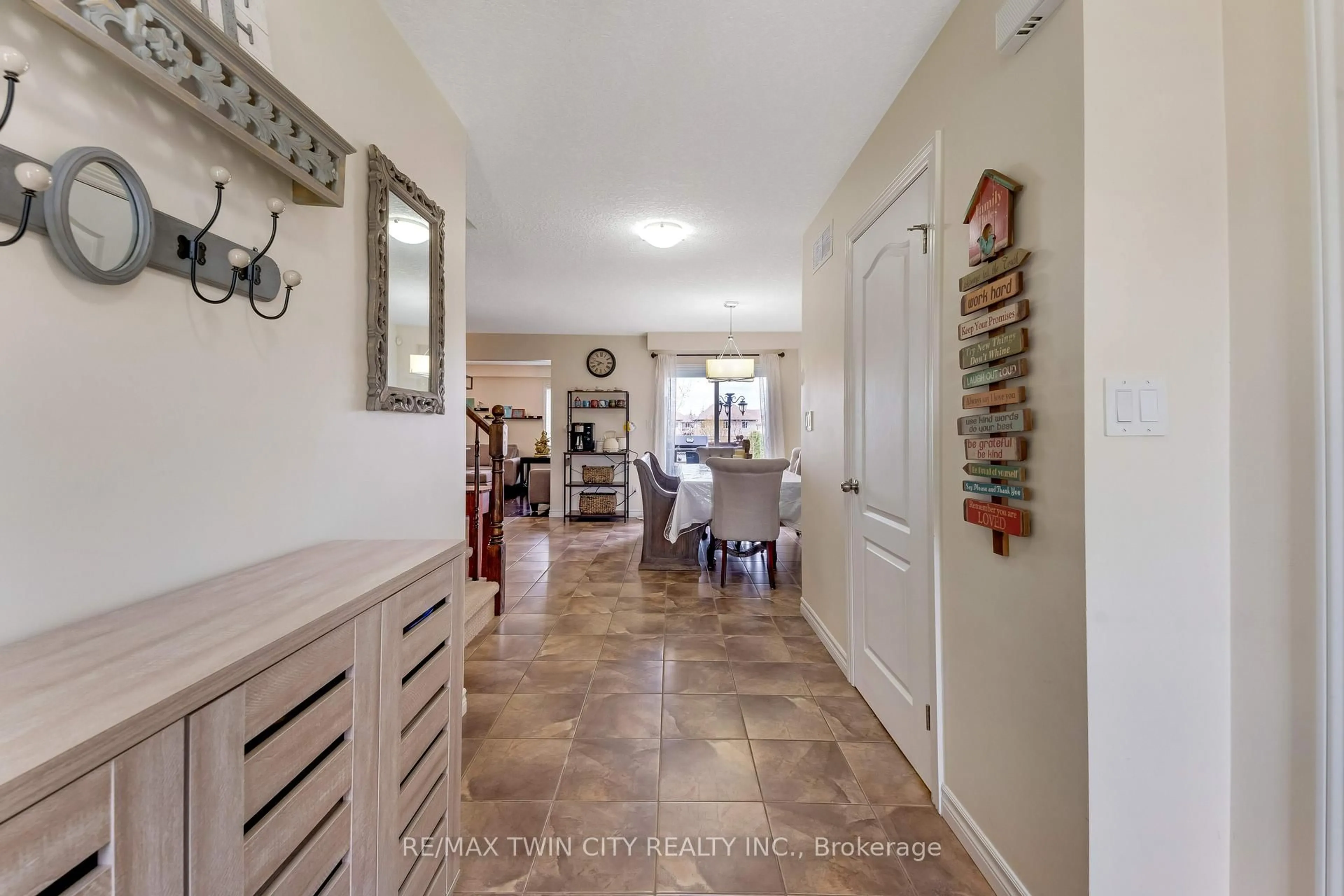 Indoor entryway for 109 ROBERT SIMONE Way, North Dumfries Ontario N0B 1E0