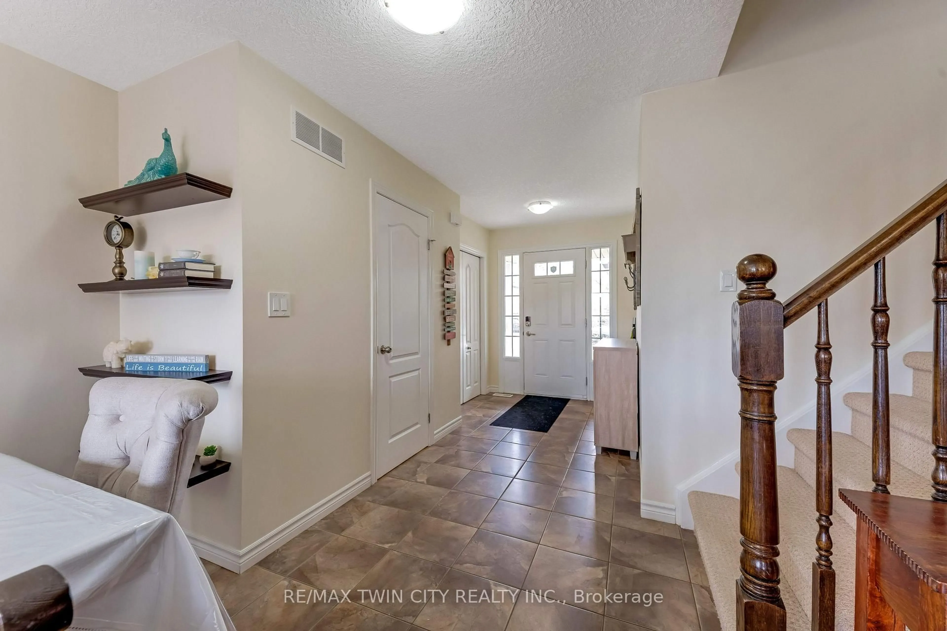 Indoor entryway for 109 ROBERT SIMONE Way, North Dumfries Ontario N0B 1E0