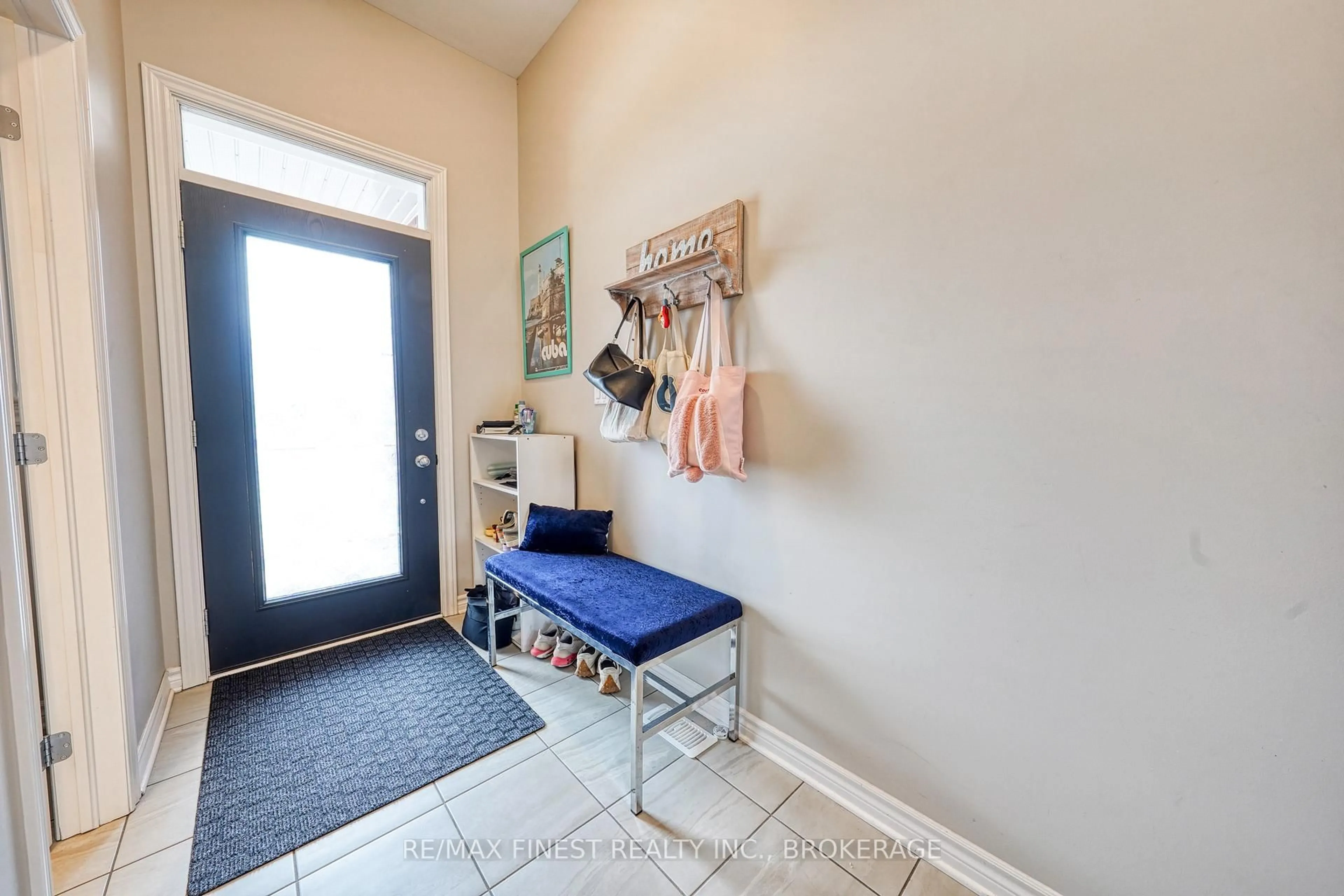Indoor entryway for 1123 Barrow Ave, Kingston Ontario K7M 0G5