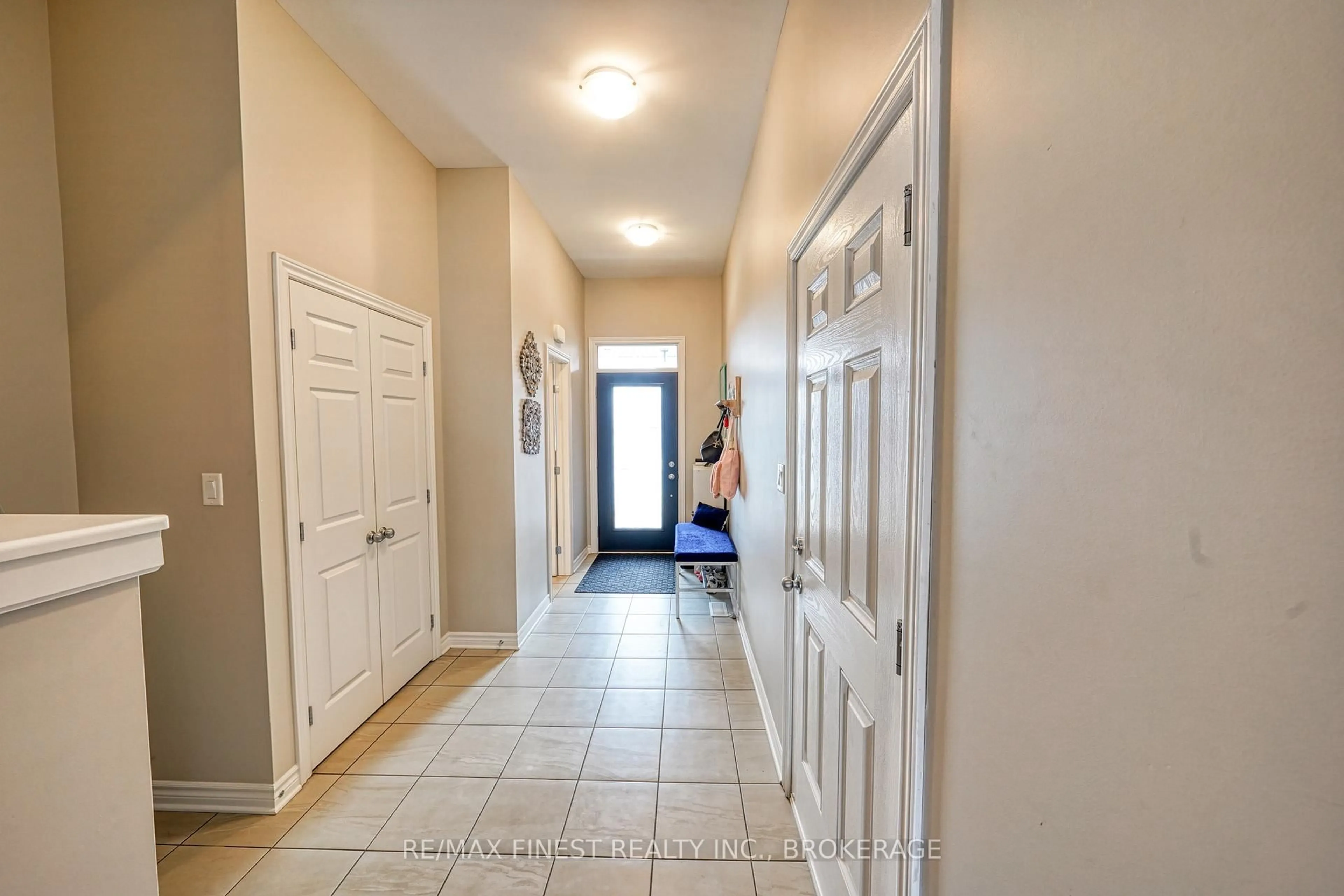 Indoor entryway for 1123 Barrow Ave, Kingston Ontario K7M 0G5