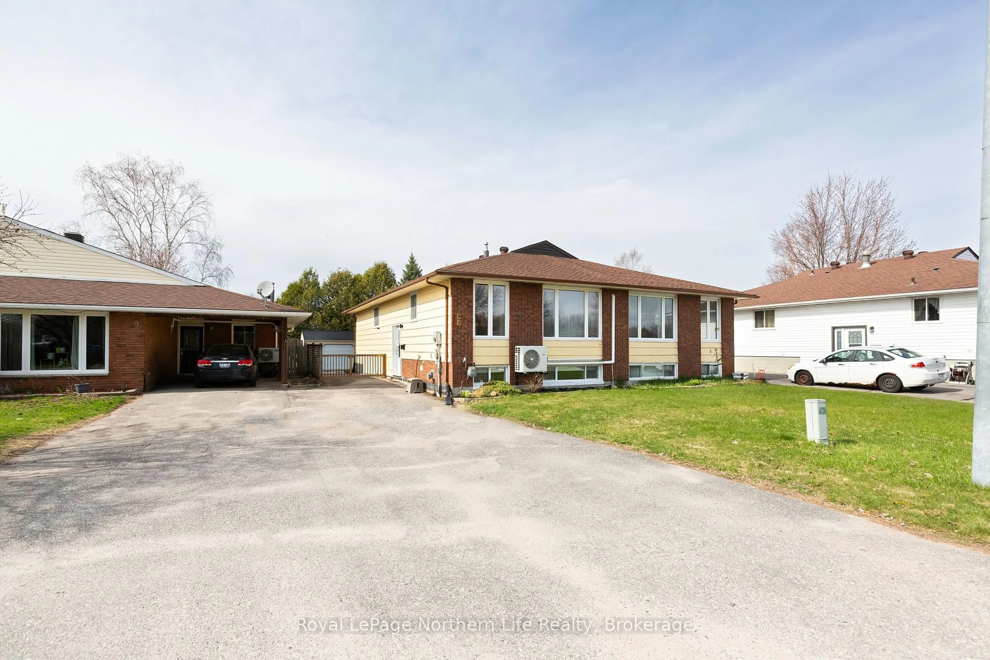 A pic from outside/outdoor area/front of a property/back of a property/a pic from drone, street for 7 Harris Dr, North Bay Ontario P1A 3Z1
