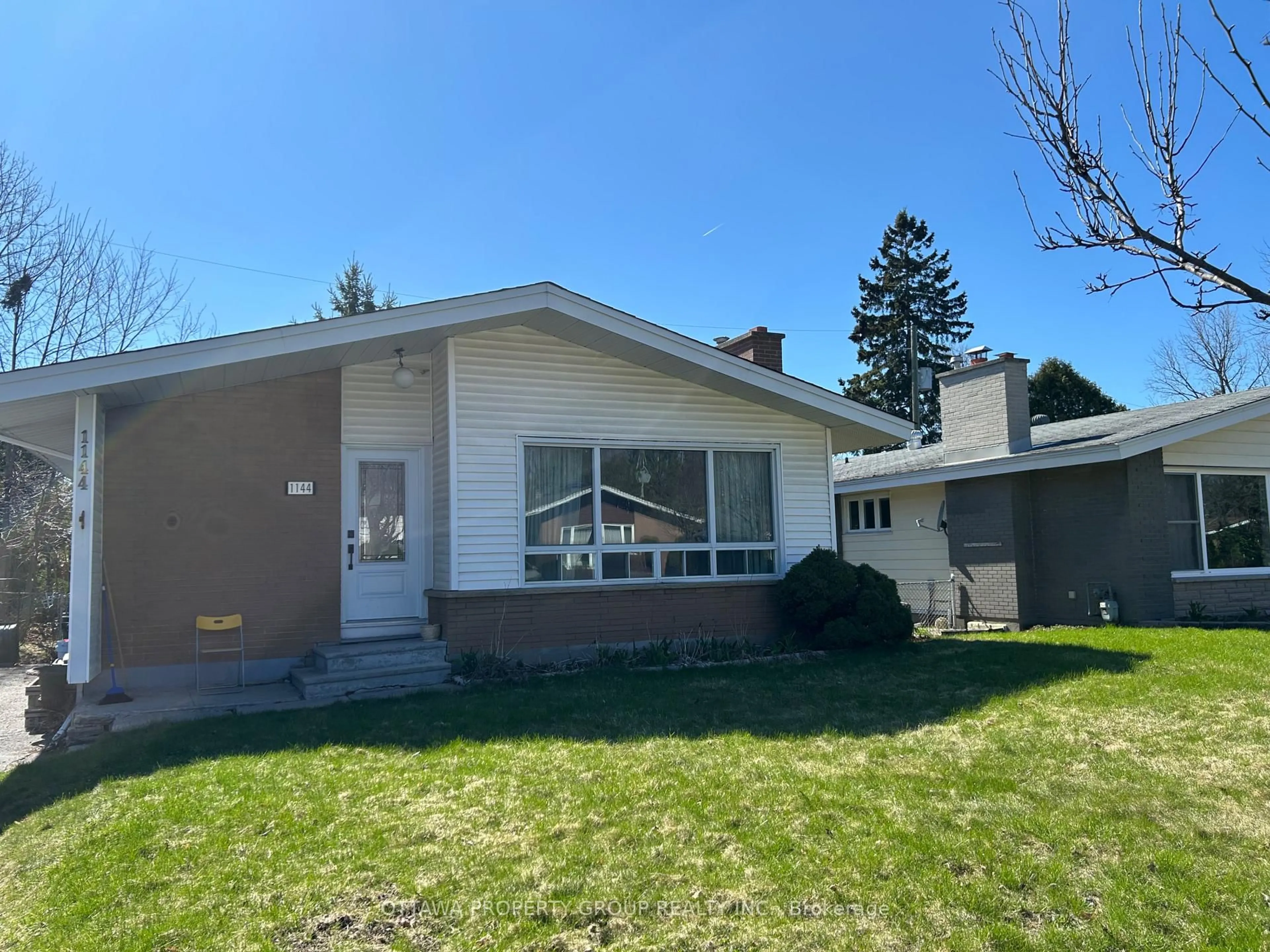 Home with vinyl exterior material, street for 1144 Parkway Dr, Ottawa Ontario K2C 2W2