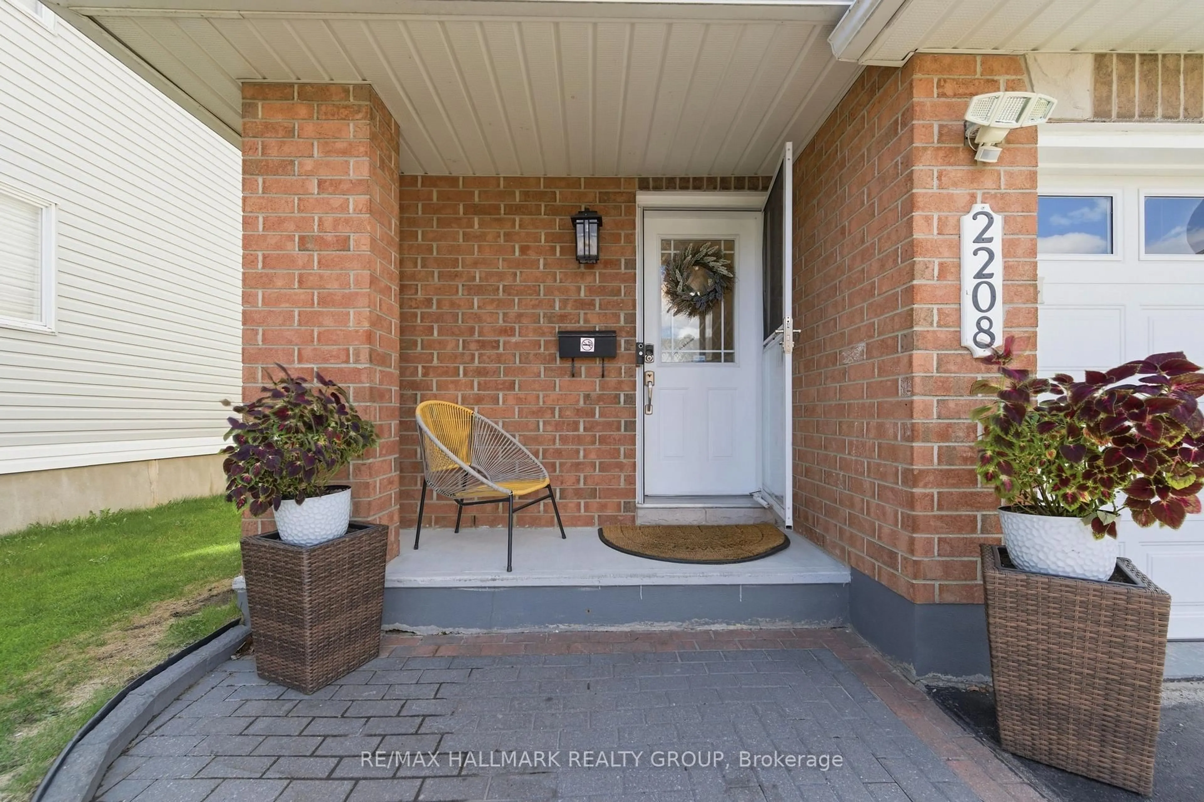 Indoor entryway for 2208 Brockstone Cres, Ottawa Ontario K4A 4V4