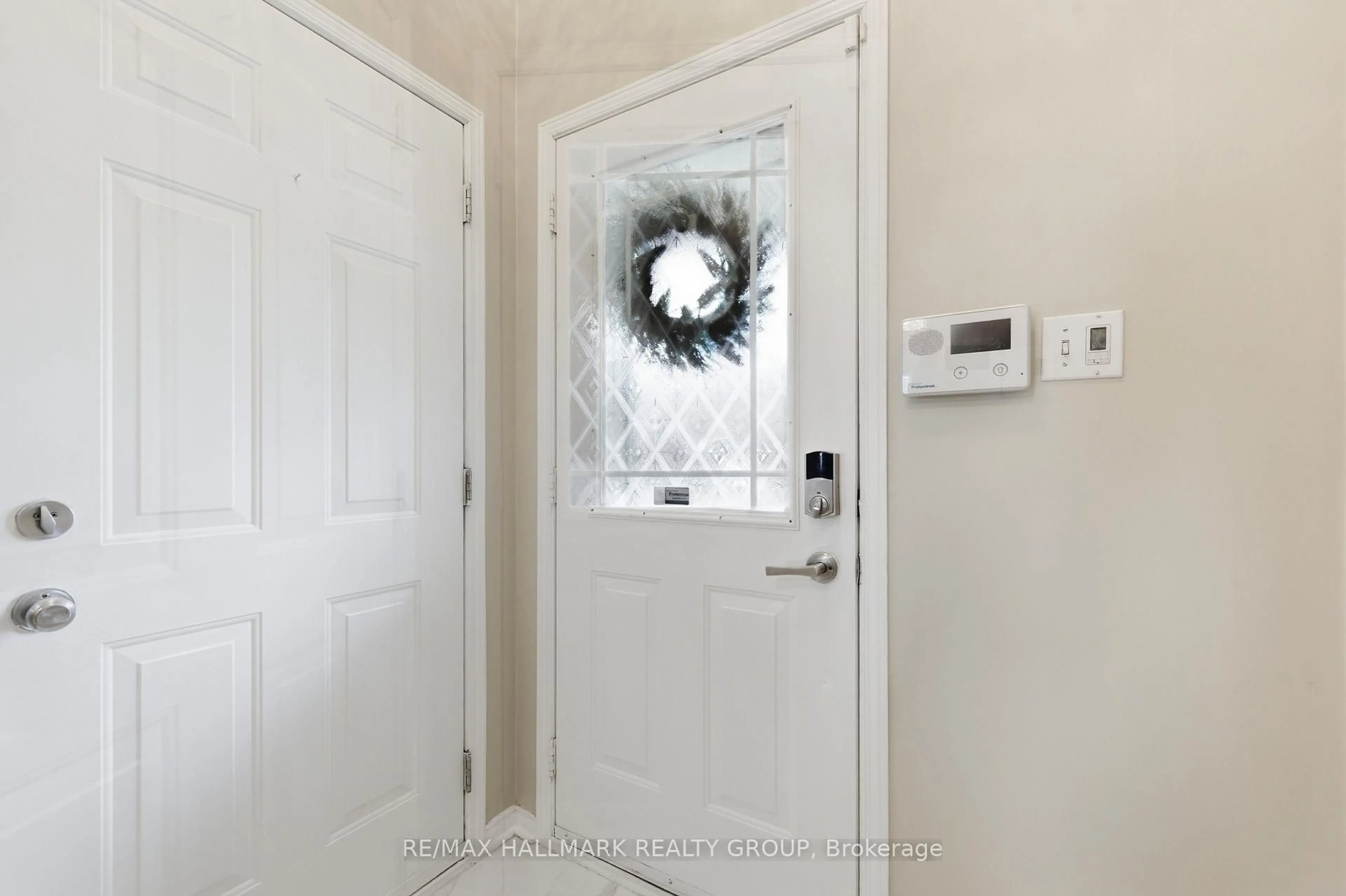 Indoor entryway for 2208 Brockstone Cres, Ottawa Ontario K4A 4V4