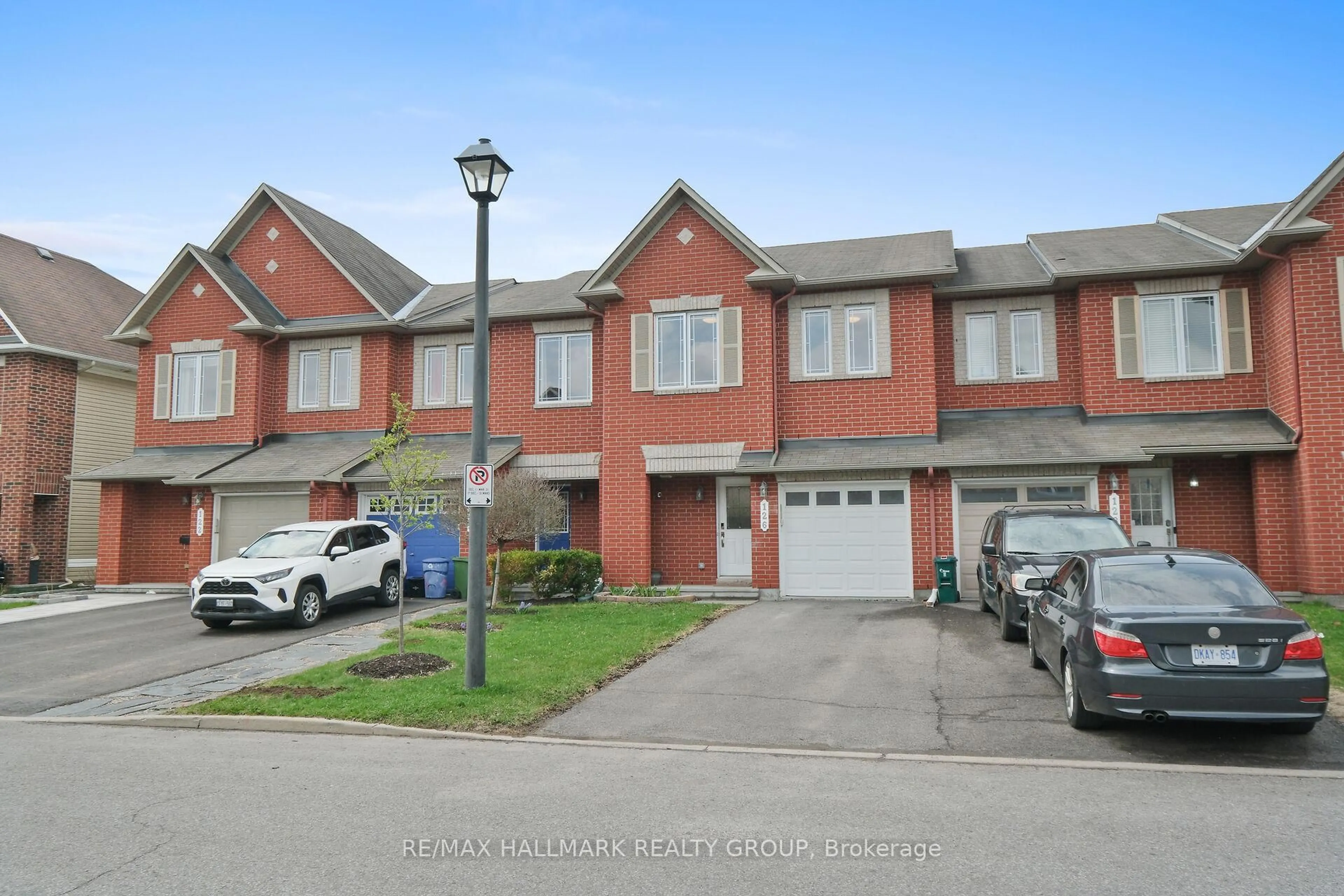 A pic from outside/outdoor area/front of a property/back of a property/a pic from drone, street for 126 Silvermoon Cres, Ottawa Ontario K4A 0P5