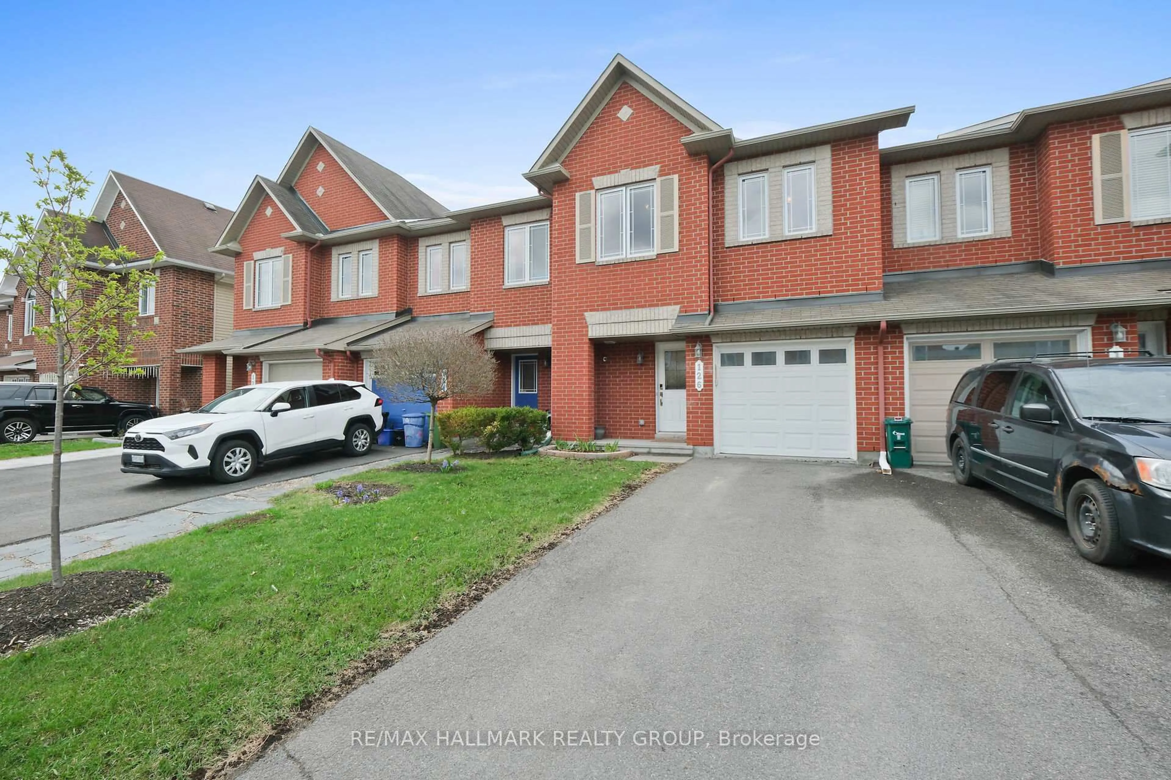 A pic from outside/outdoor area/front of a property/back of a property/a pic from drone, street for 126 Silvermoon Cres, Ottawa Ontario K4A 0P5