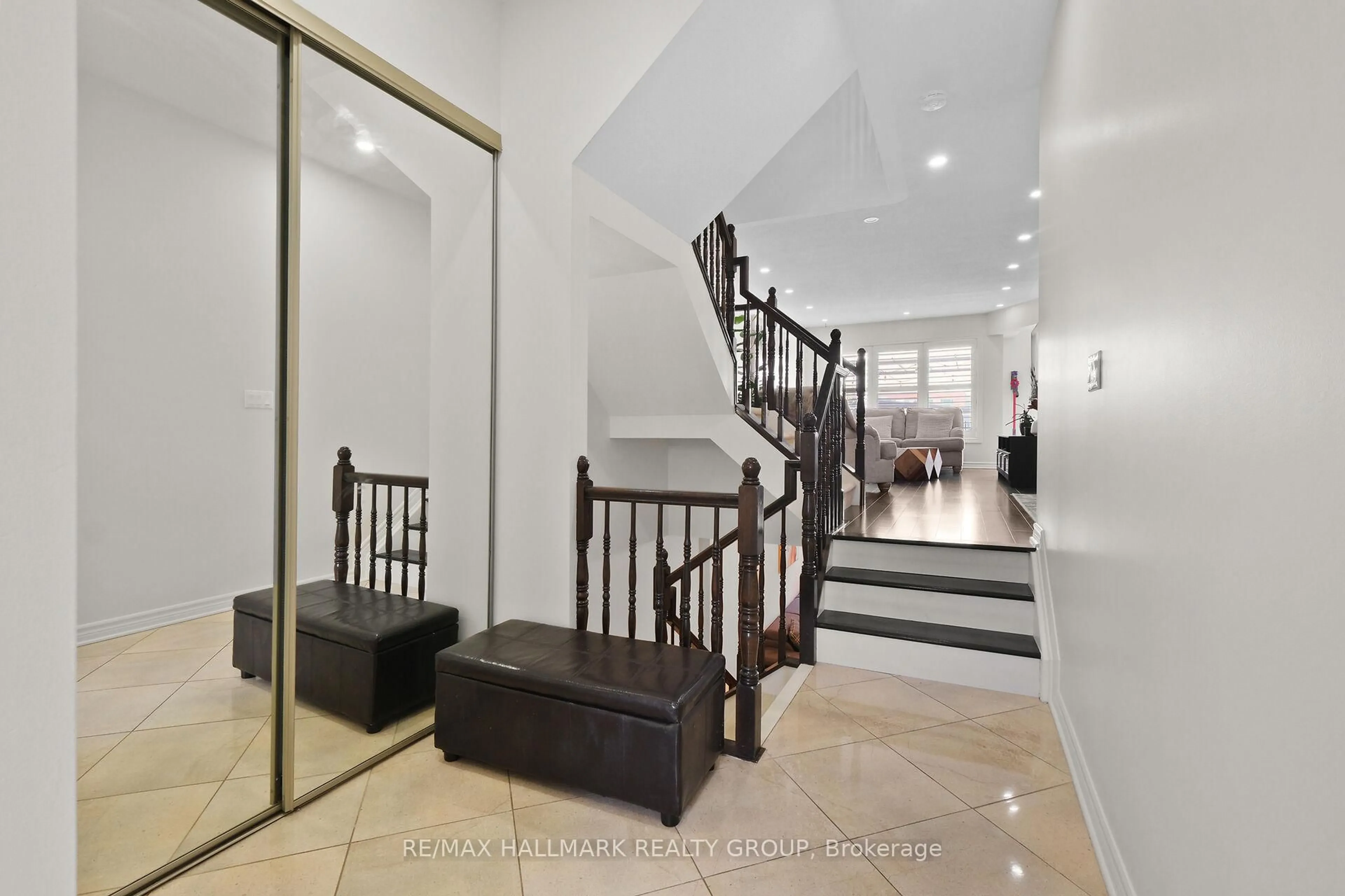 Indoor foyer for 126 Silvermoon Cres, Ottawa Ontario K4A 0P5