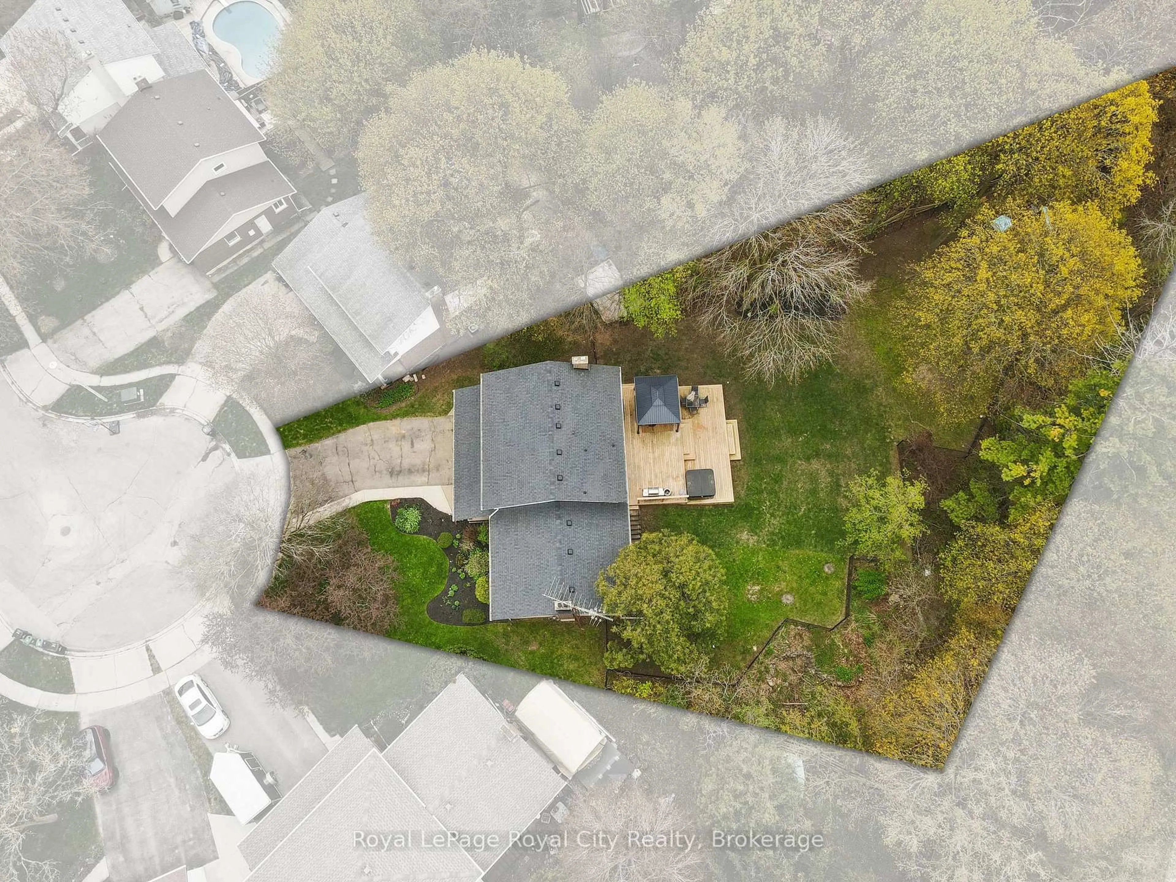 A pic from outside/outdoor area/front of a property/back of a property/a pic from drone, street for 22 Crestwood Dr, Cambridge Ontario N1S 3N9