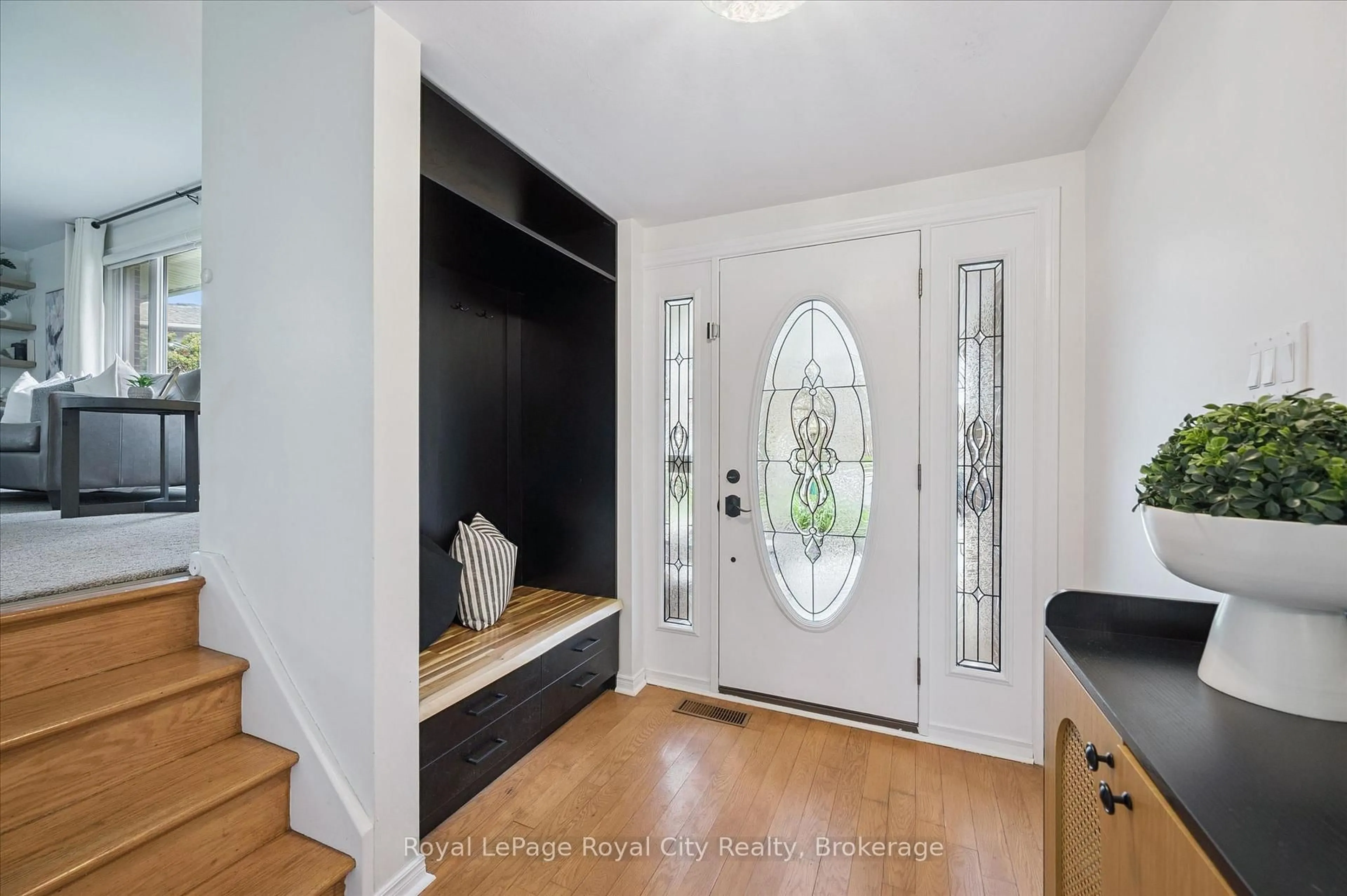 Indoor entryway for 22 Crestwood Dr, Cambridge Ontario N1S 3N9