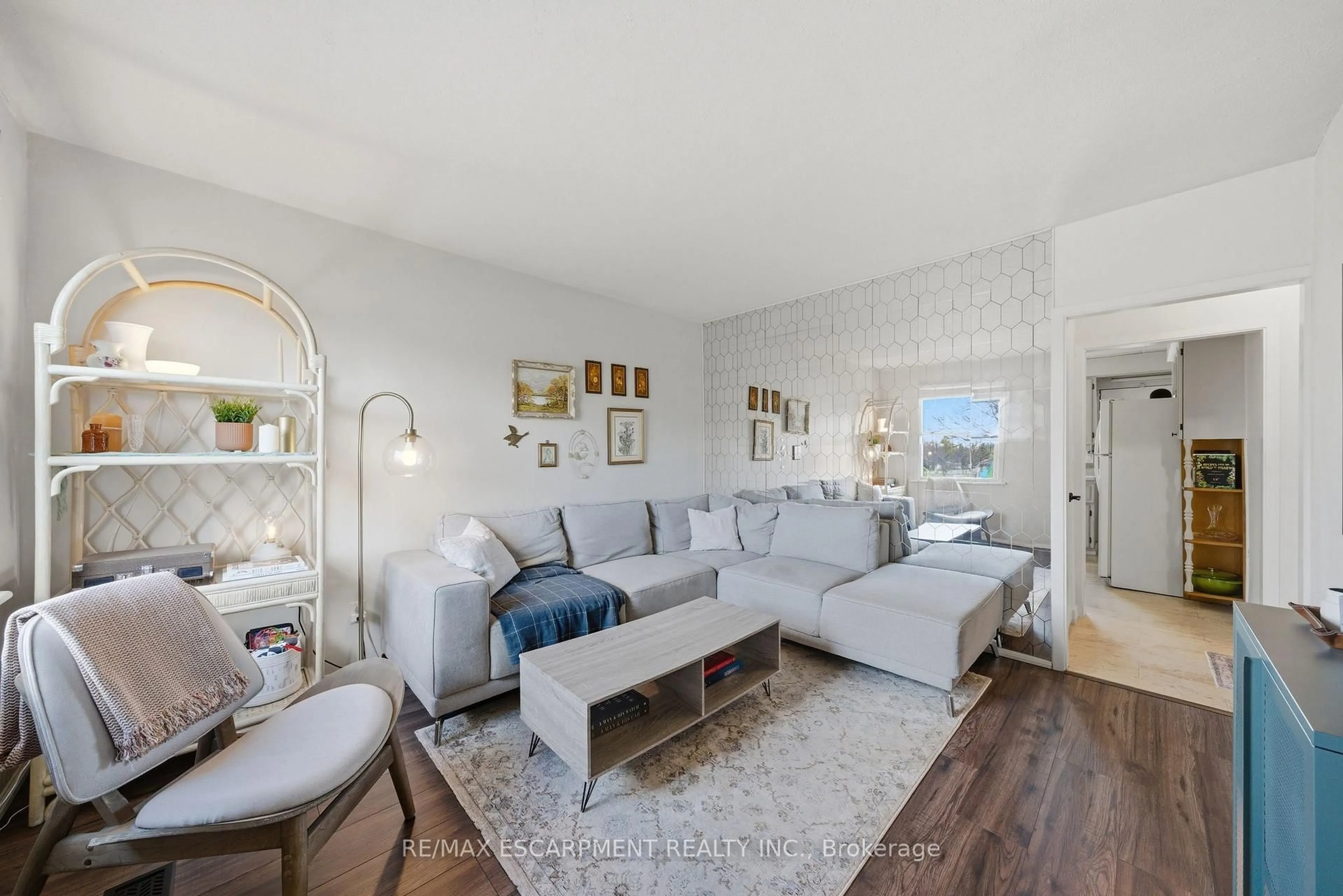 Living room with furniture, unknown for 752 Ninth Ave, Hamilton Ontario L8T 2A6
