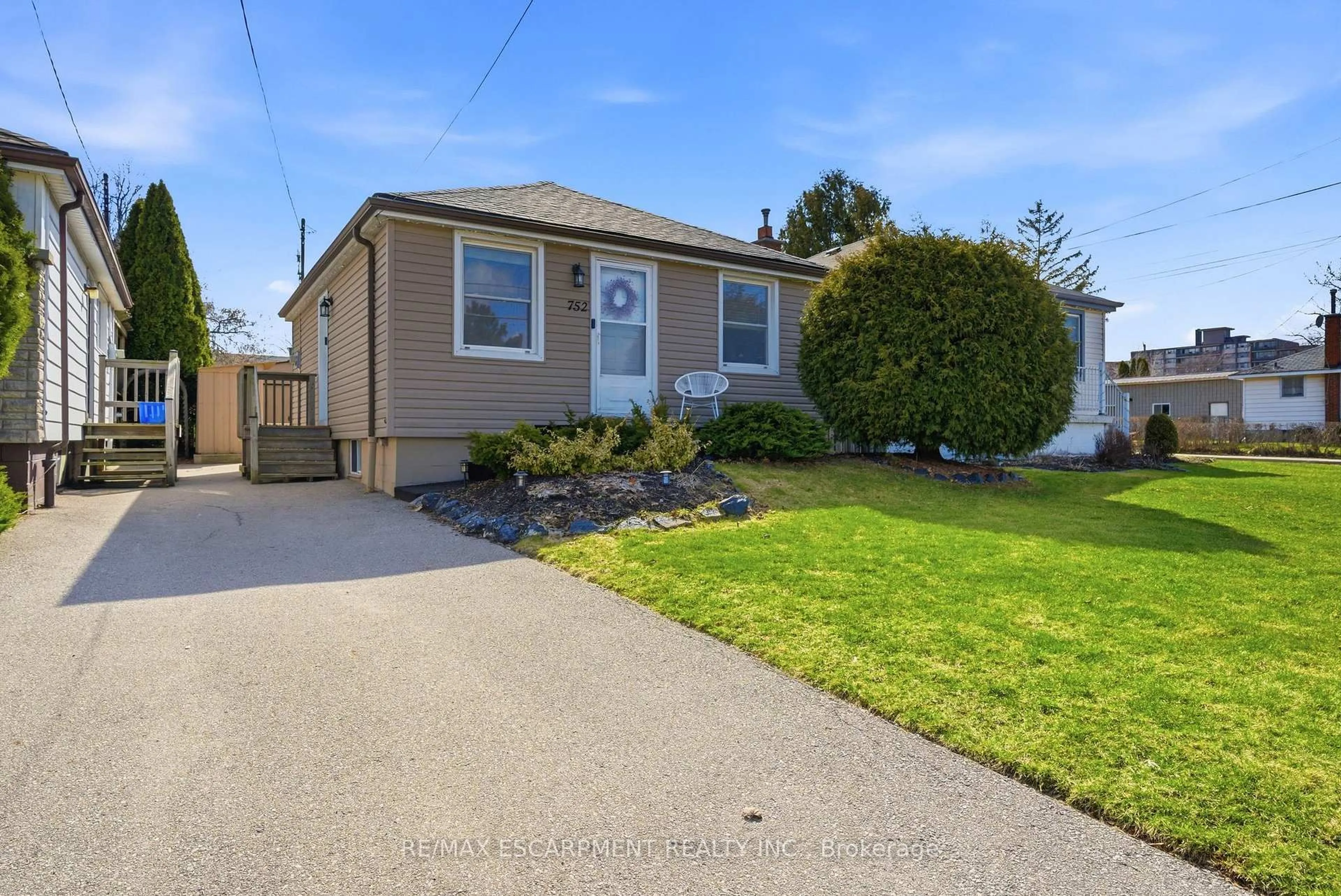 Home with vinyl exterior material, street for 752 Ninth Ave, Hamilton Ontario L8T 2A6