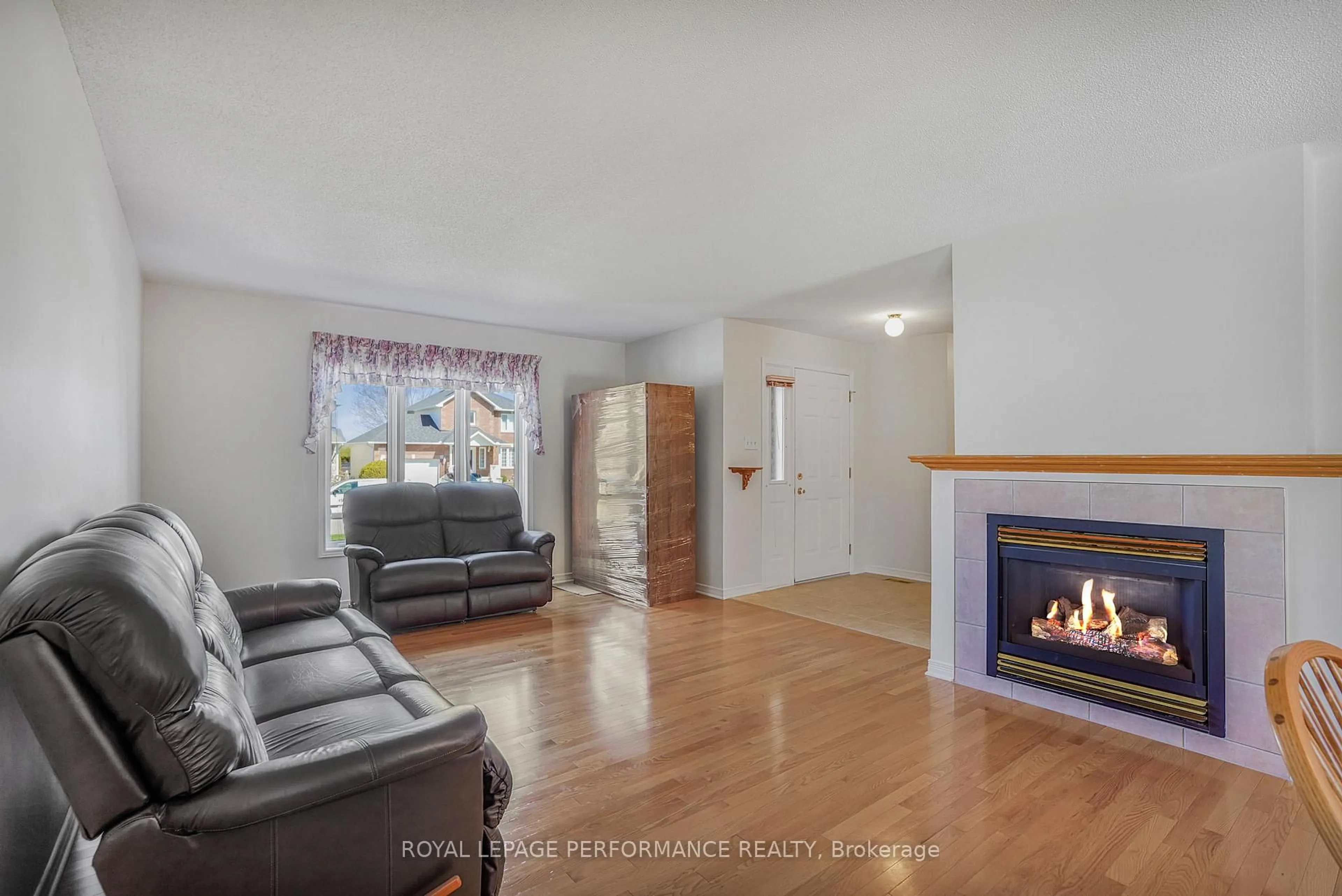 Living room with furniture, unknown for 28 Campbell Crt, Russell Ontario K4R 1G7