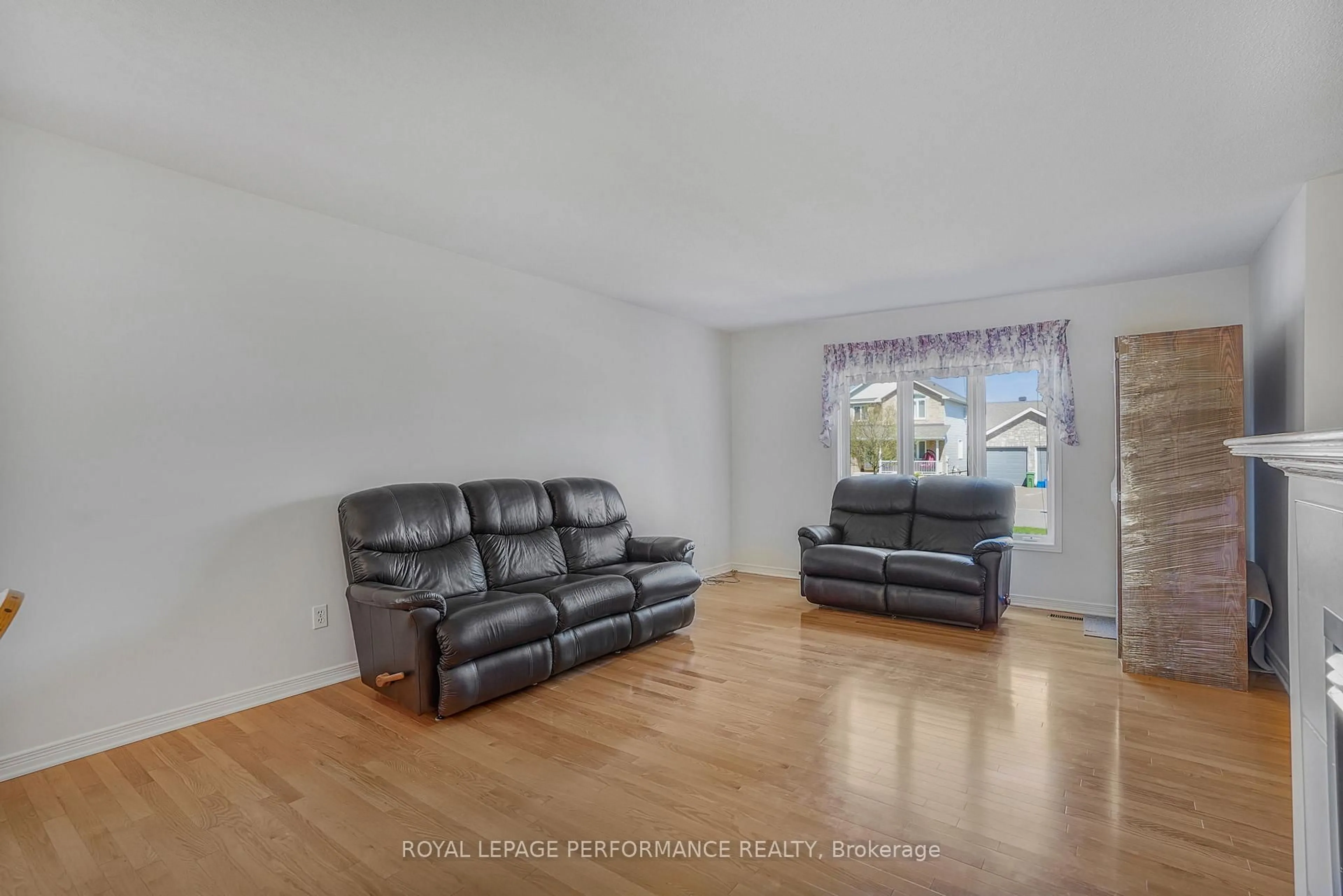 Living room with furniture, unknown for 28 Campbell Crt, Russell Ontario K4R 1G7