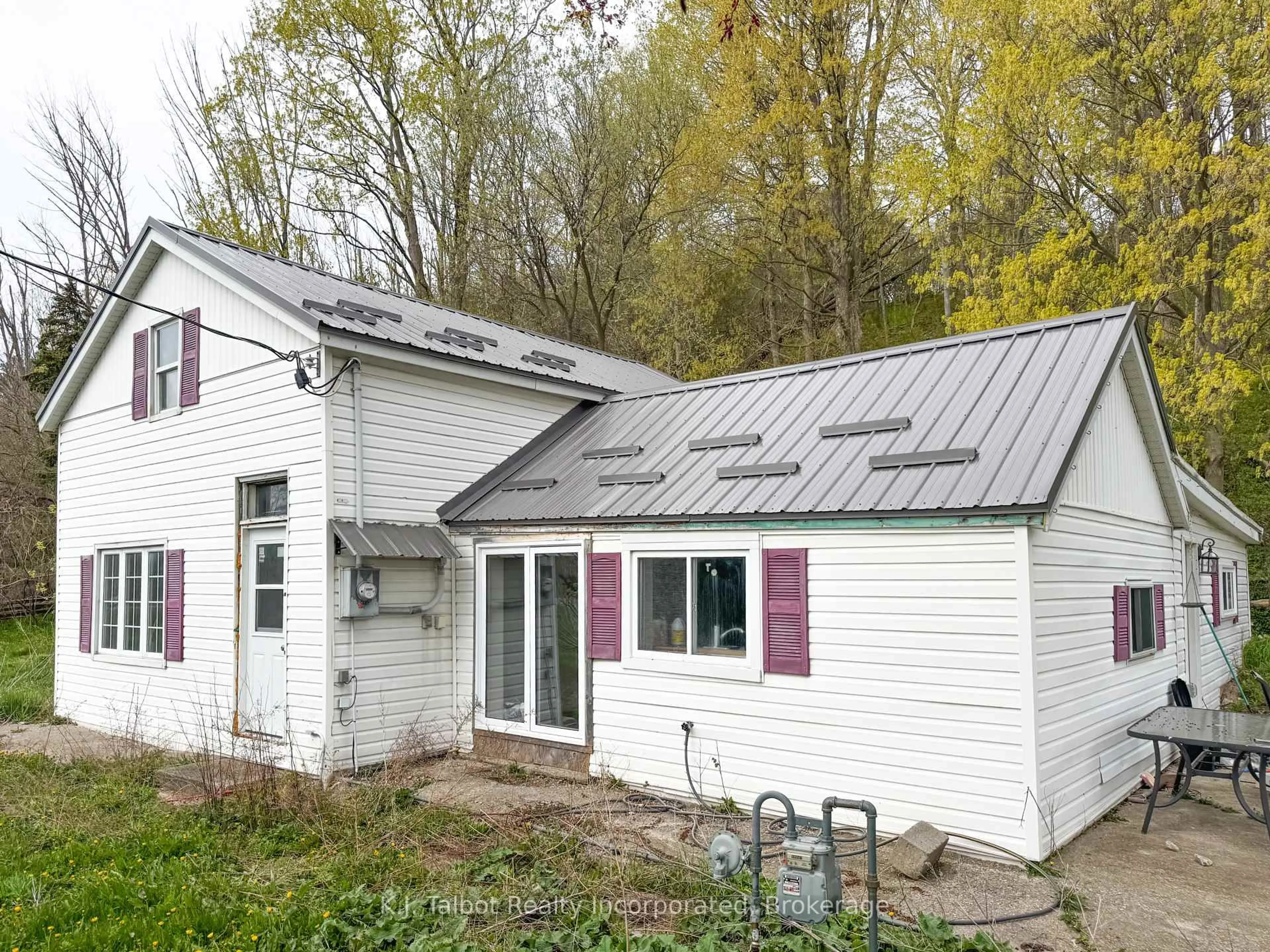 Home with vinyl exterior material, building for 34002 Saltford Rd, Goderich Ontario N7A 3Y1