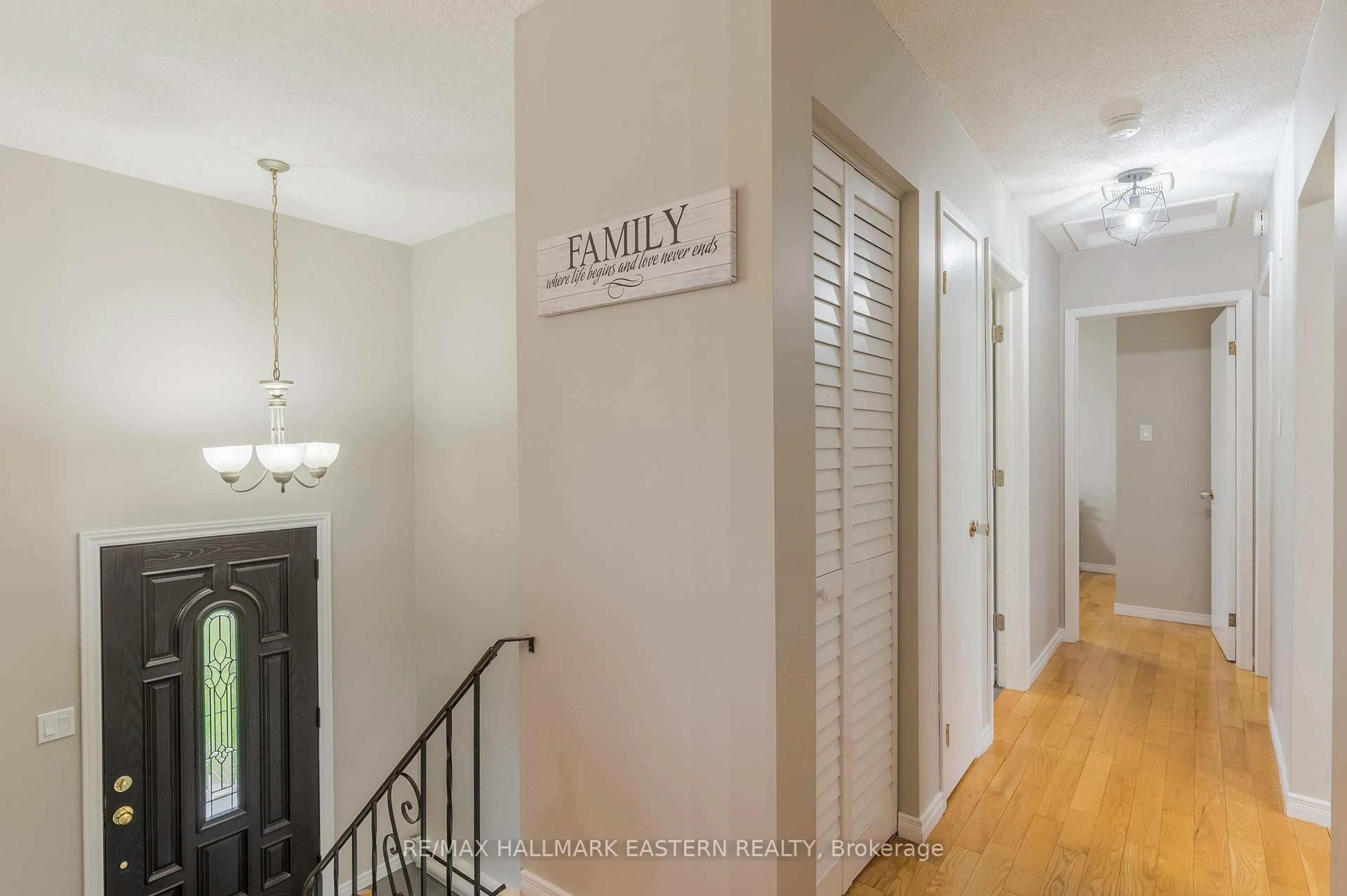 Indoor entryway for 591 Otonabee Dr, Peterborough Ontario K9J 7X8