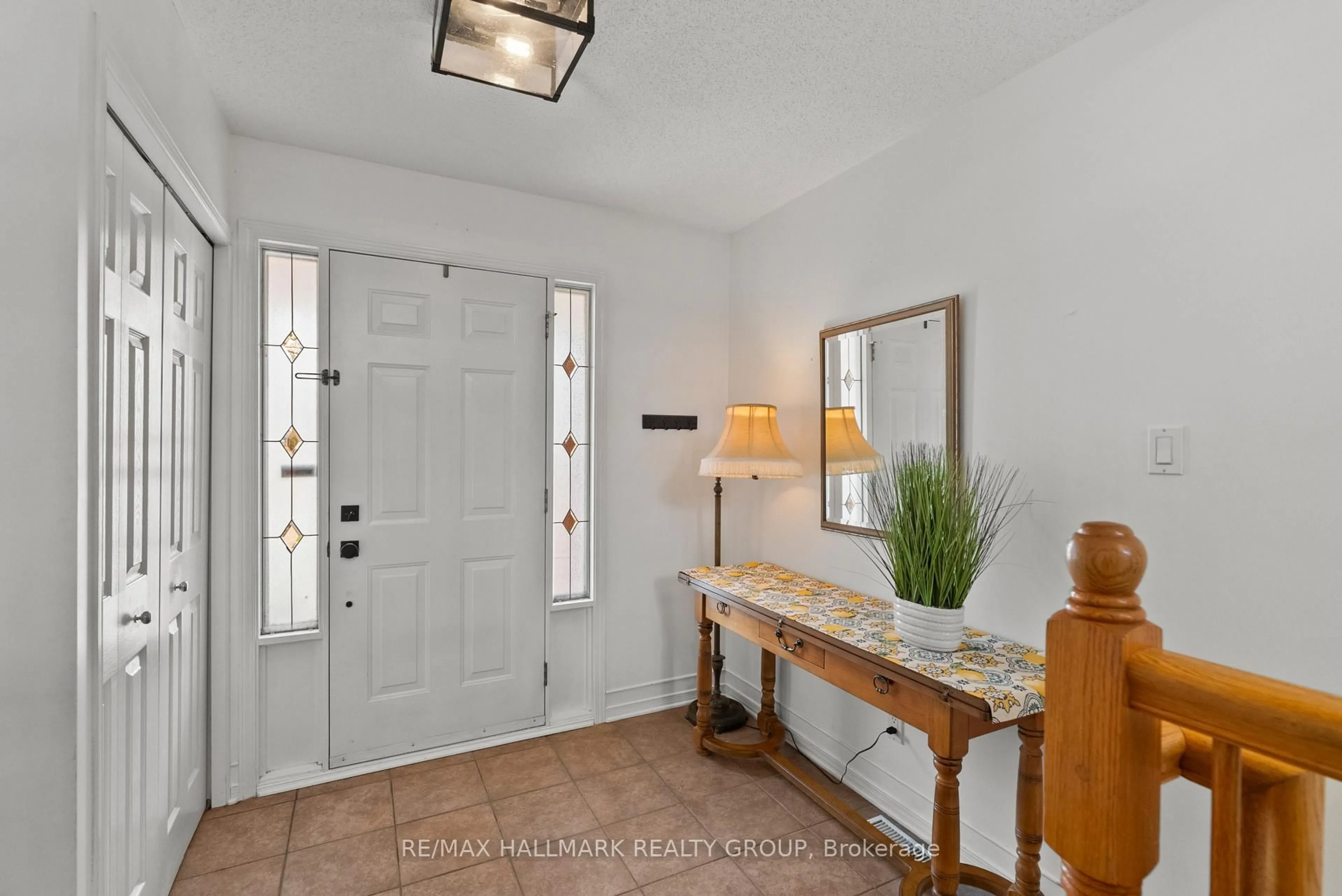 Indoor entryway for 243 Gladeview Private, Ottawa Ontario K1T 4A7