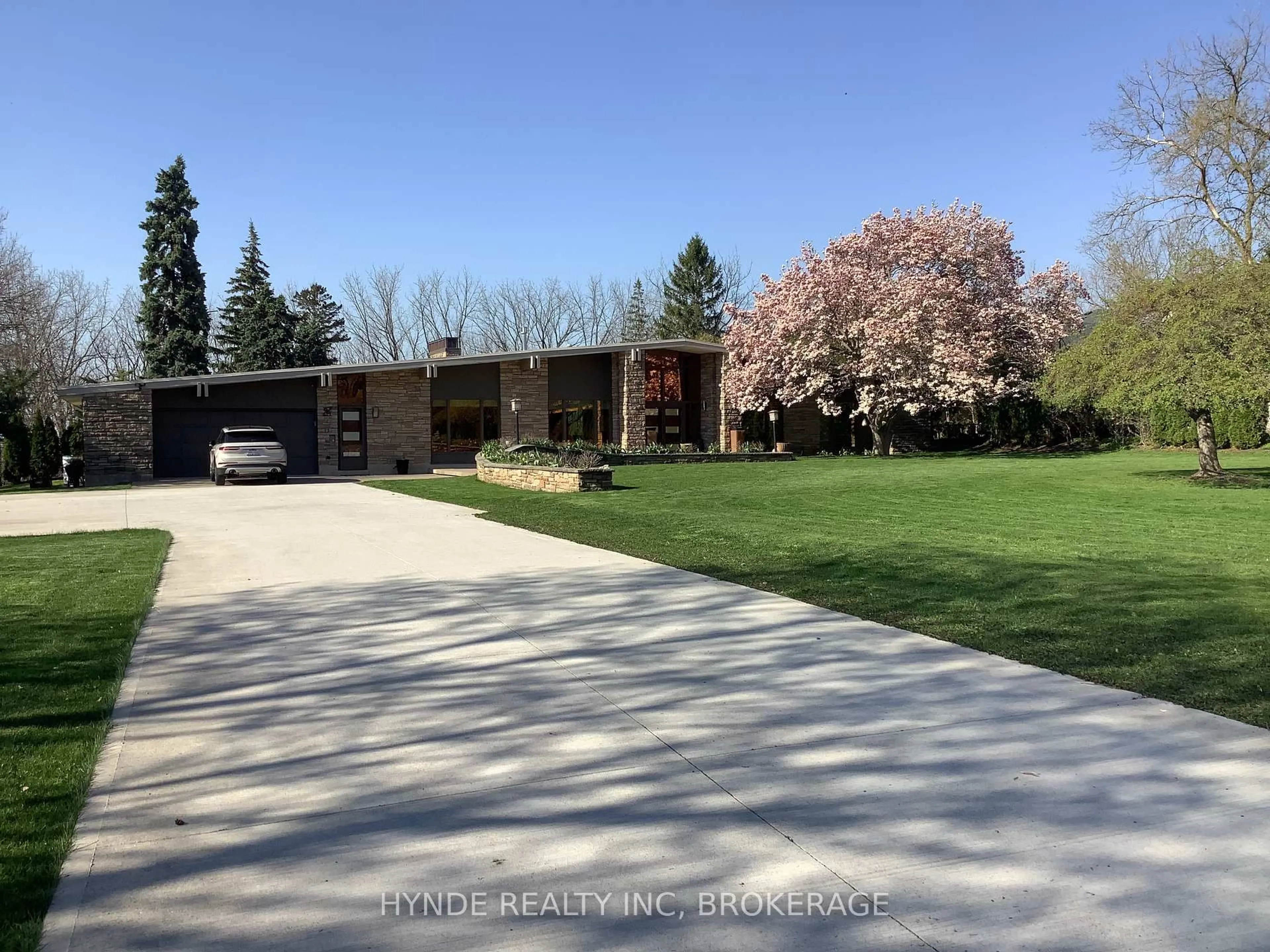 A pic from outside/outdoor area/front of a property/back of a property/a pic from drone, street for 24 Woodmount Dr Dr, St. Catharines Ontario L2T 2X9