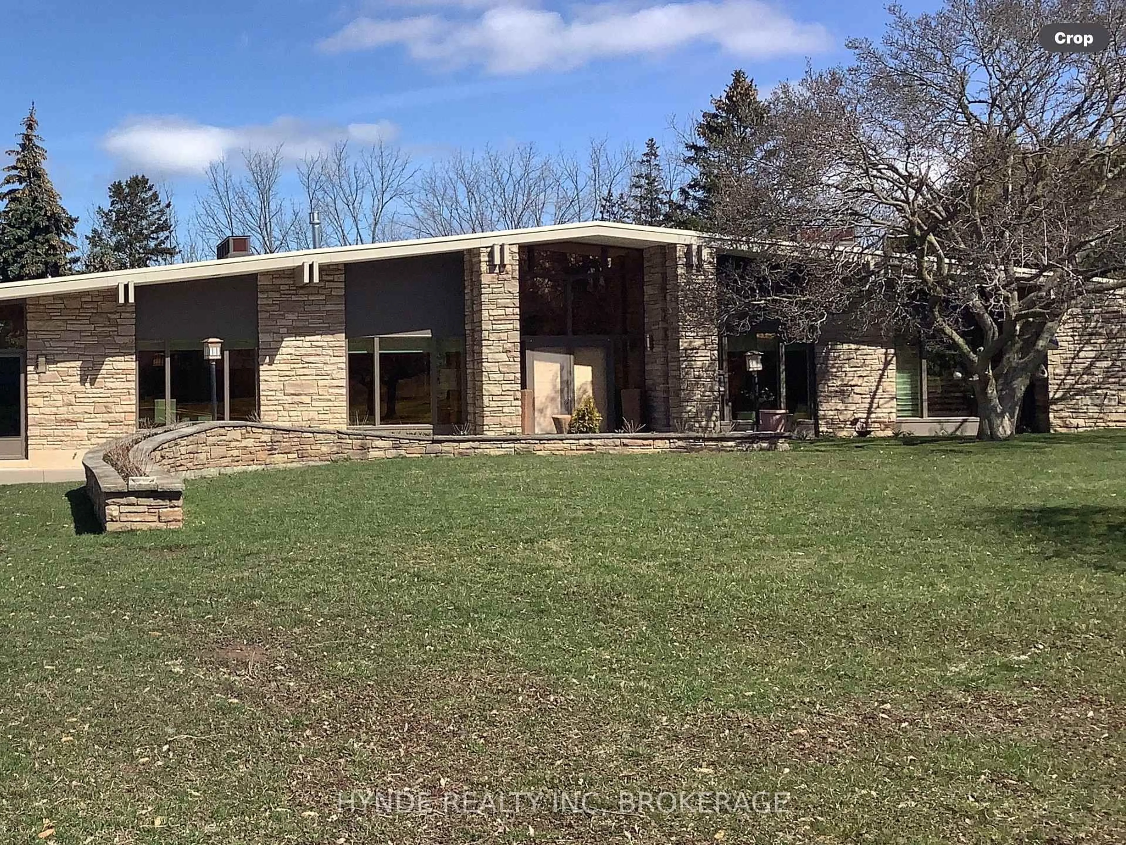 A pic from outside/outdoor area/front of a property/back of a property/a pic from drone, building for 24 Woodmount Dr Dr, St. Catharines Ontario L2T 2X9