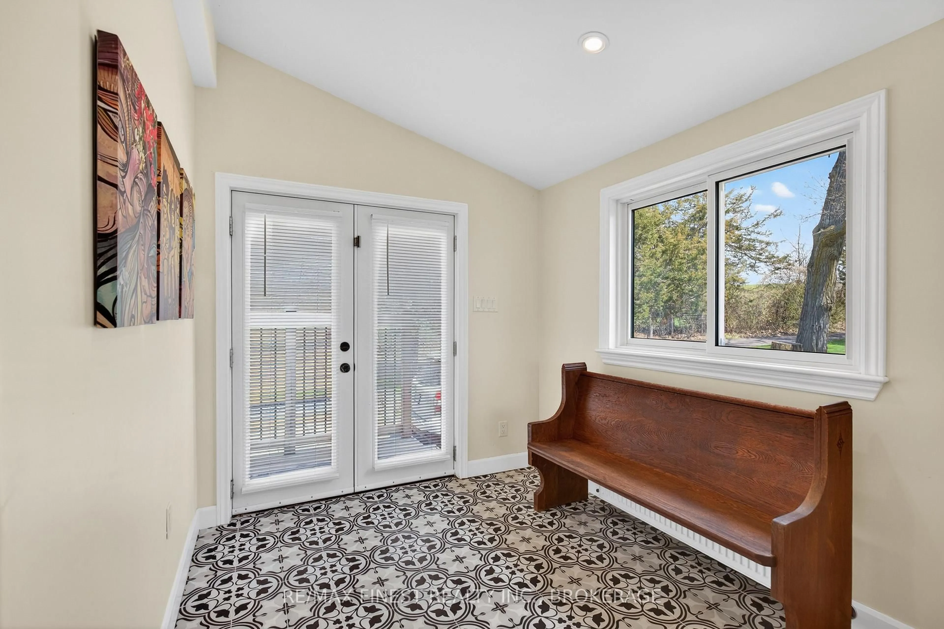 Indoor entryway for 79 HICKORY Lane, Napanee Ontario K7R 3K8