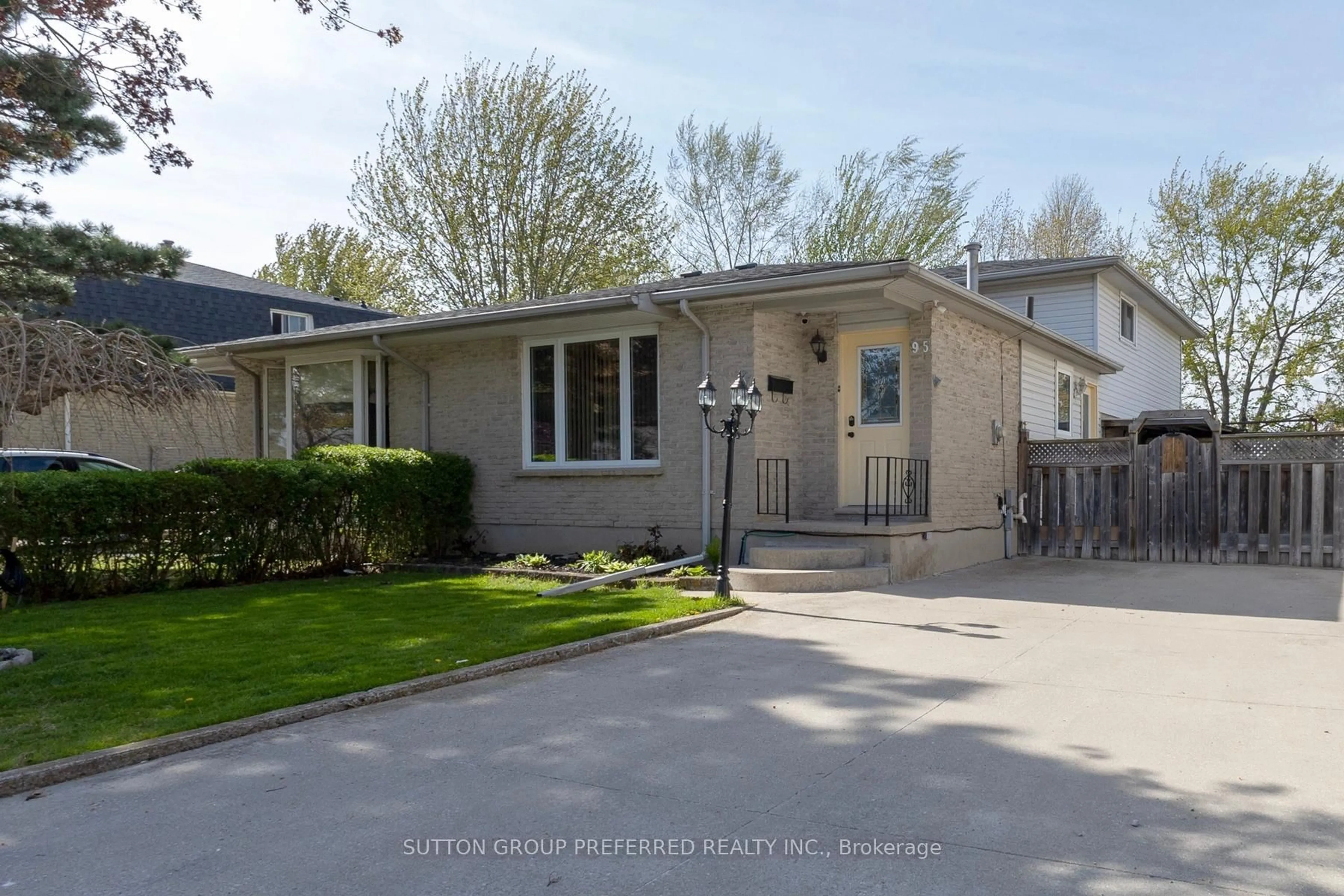 Home with vinyl exterior material, street for 95 Scotchmere Cres, London South Ontario N6E 1Z9