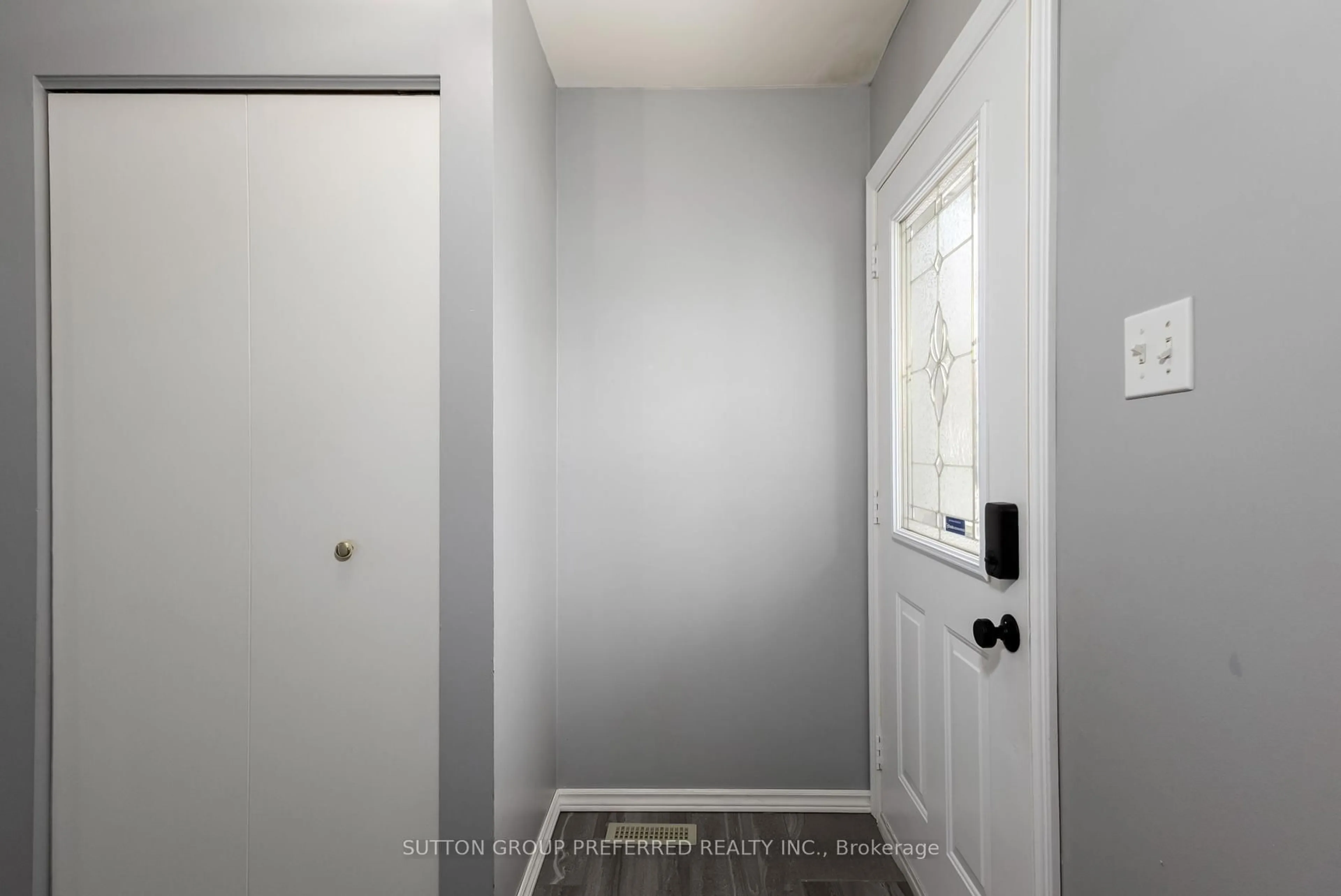 Indoor entryway for 95 Scotchmere Cres, London South Ontario N6E 1Z9