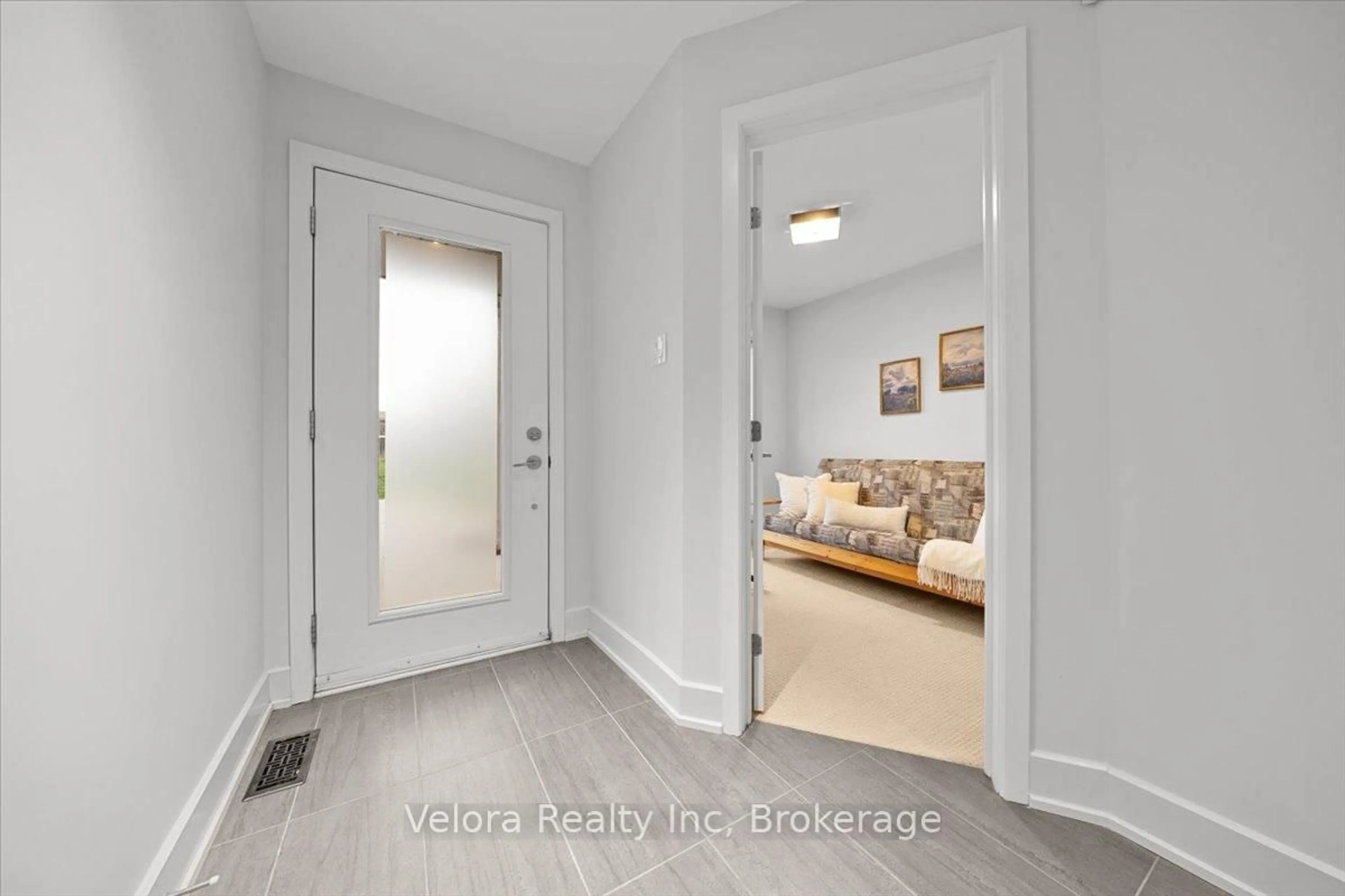 Indoor entryway for 63F Young St, Ottawa Ontario K1S 5T5