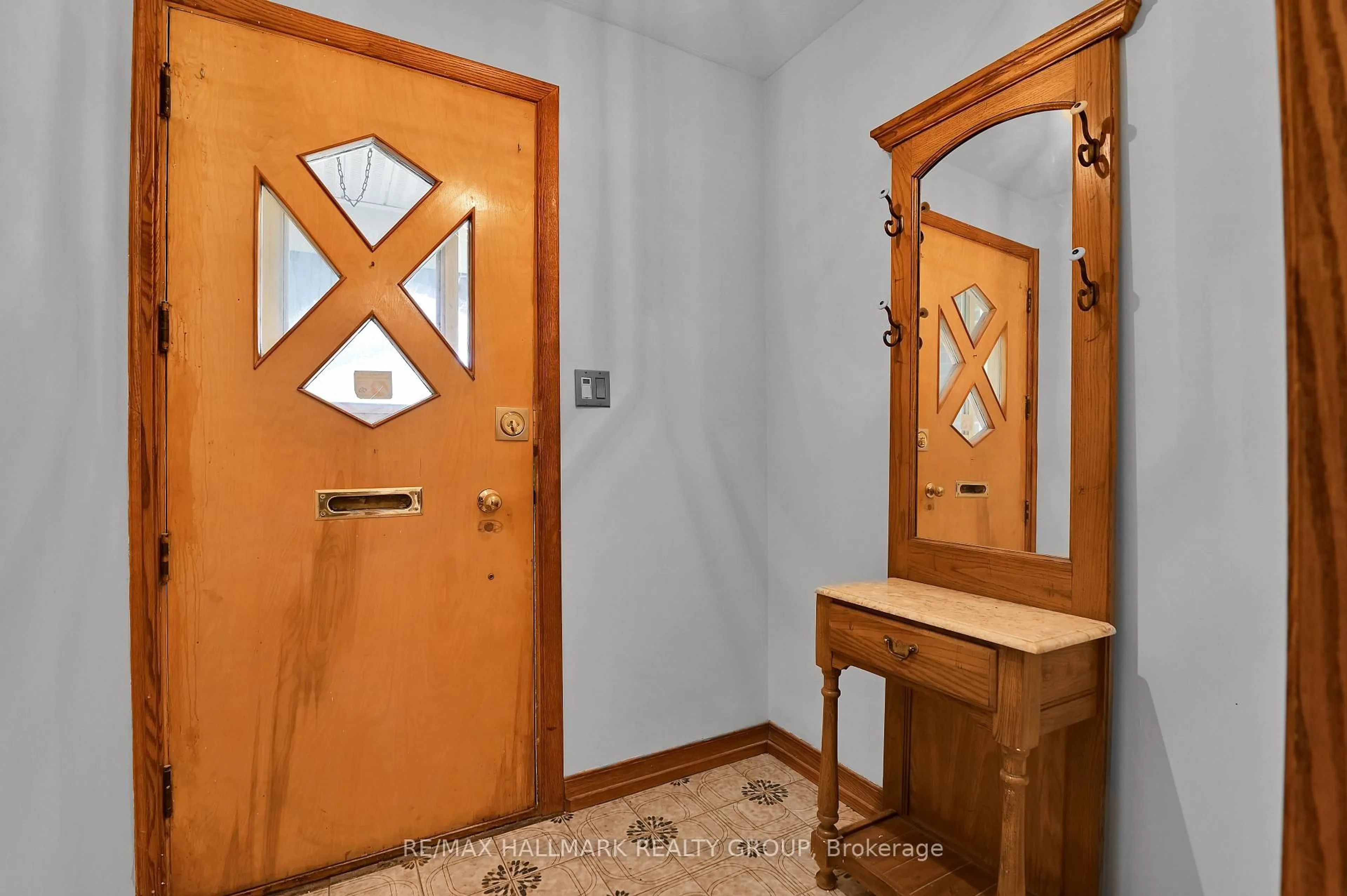 Indoor entryway for 1230 Major St, Ottawa Ontario K2C 2S2