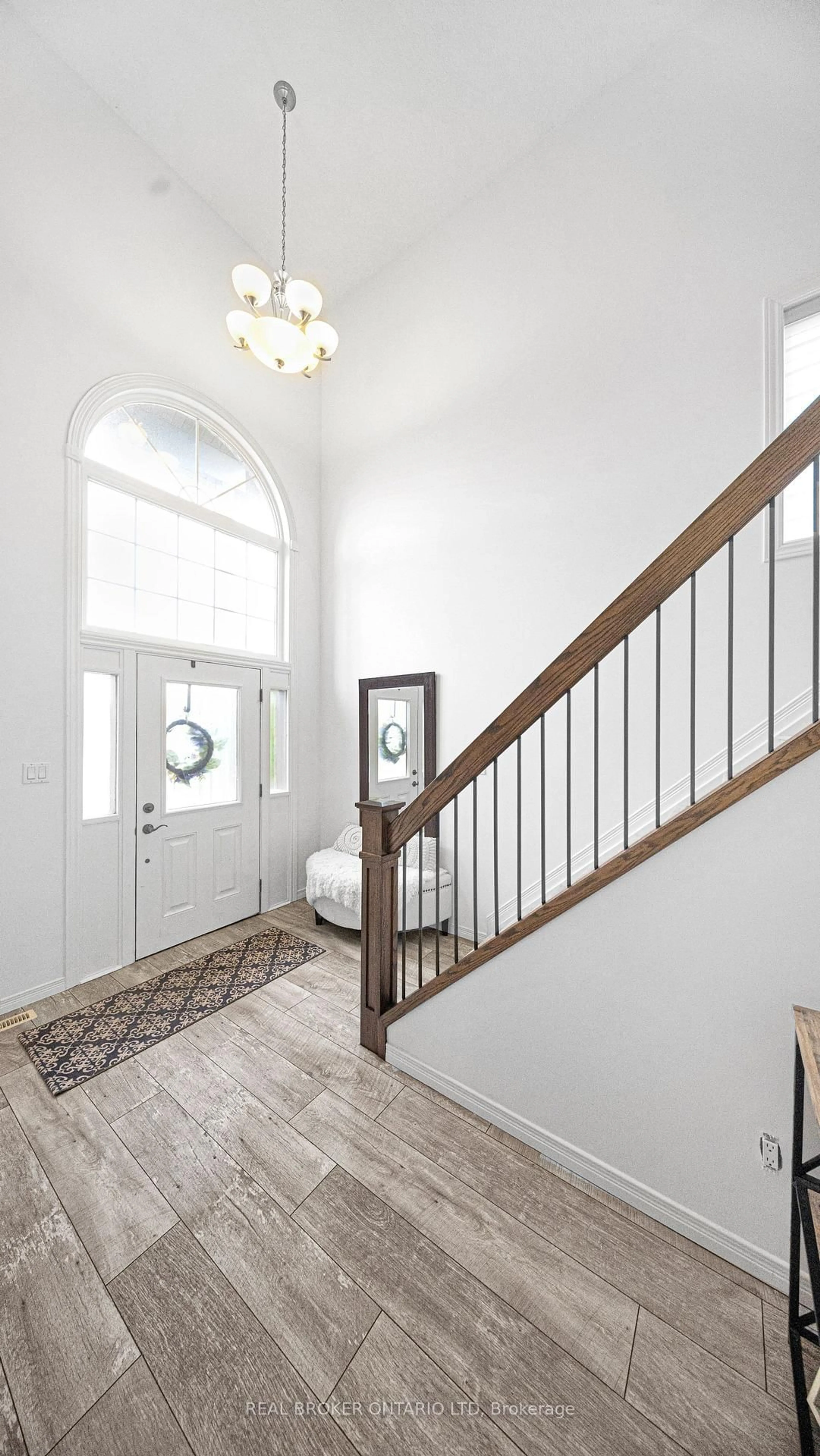 Indoor entryway for 949 Blythwood Rd, London North Ontario N6H 5W1