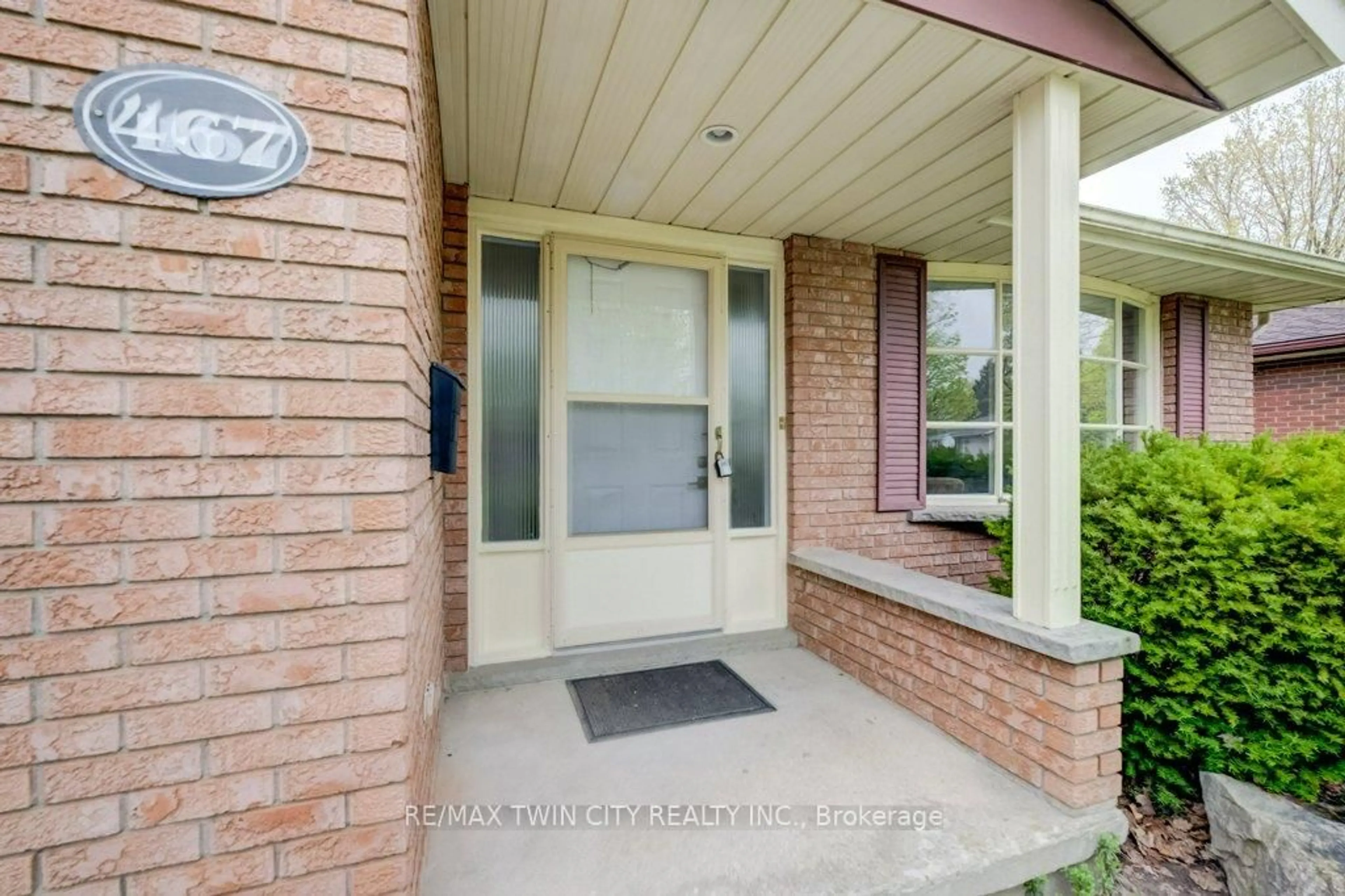 Indoor entryway for 467 Redfox Rd, Waterloo Ontario N2K 2S1