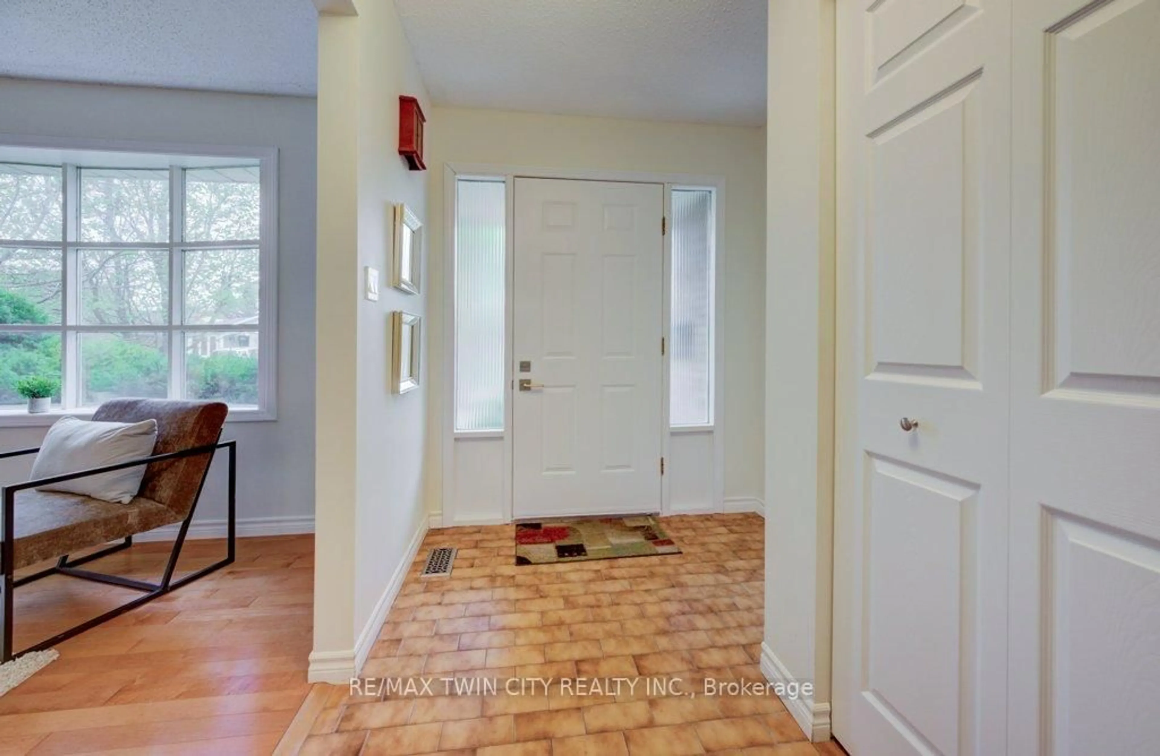 Indoor entryway for 467 Redfox Rd, Waterloo Ontario N2K 2S1