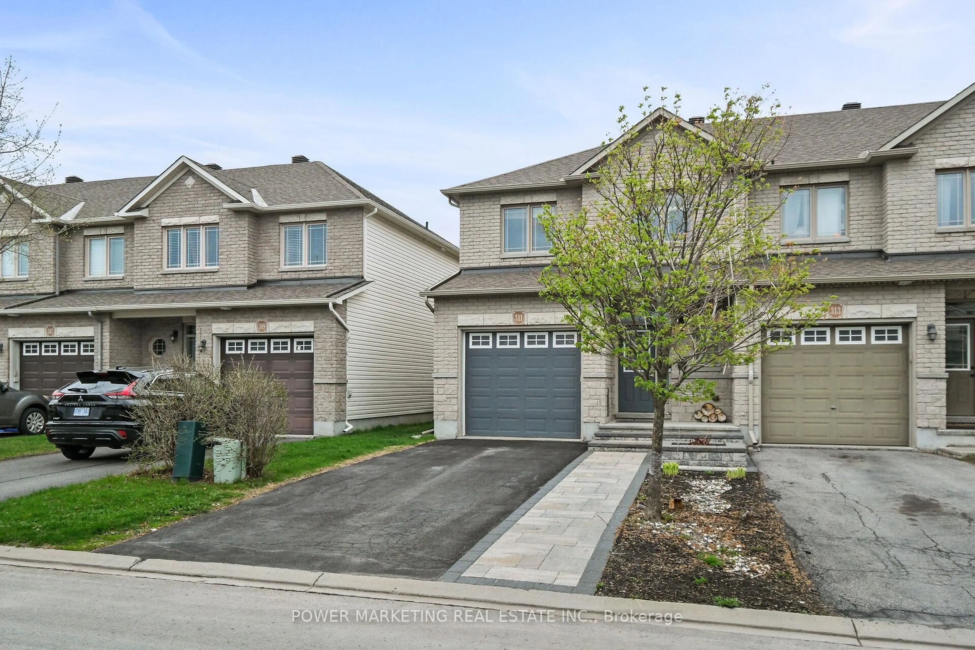 A pic from outside/outdoor area/front of a property/back of a property/a pic from drone, street for 311 Travis St, Ottawa Ontario K1W 0E5