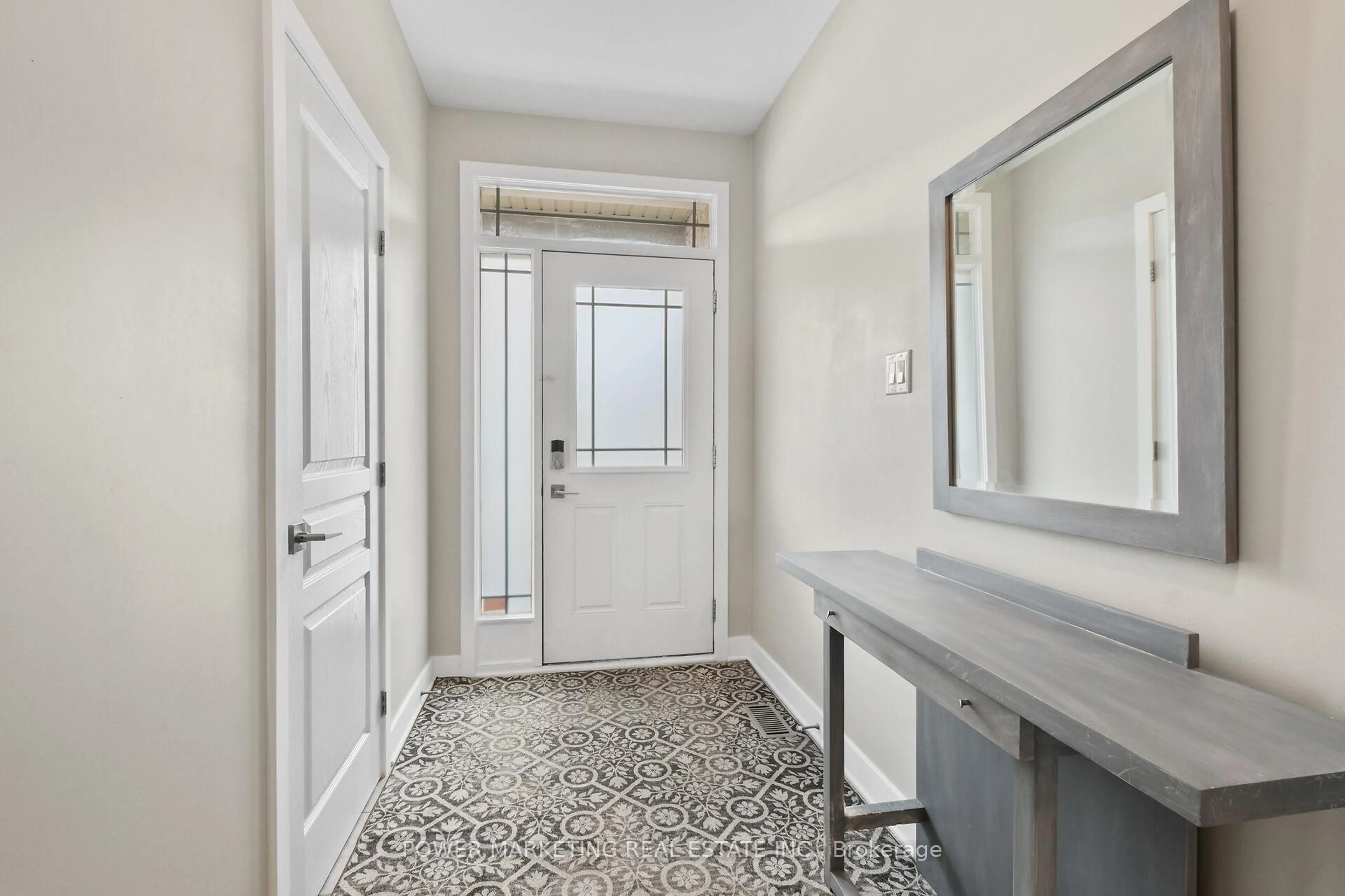 Indoor entryway for 311 Travis St, Ottawa Ontario K1W 0E5