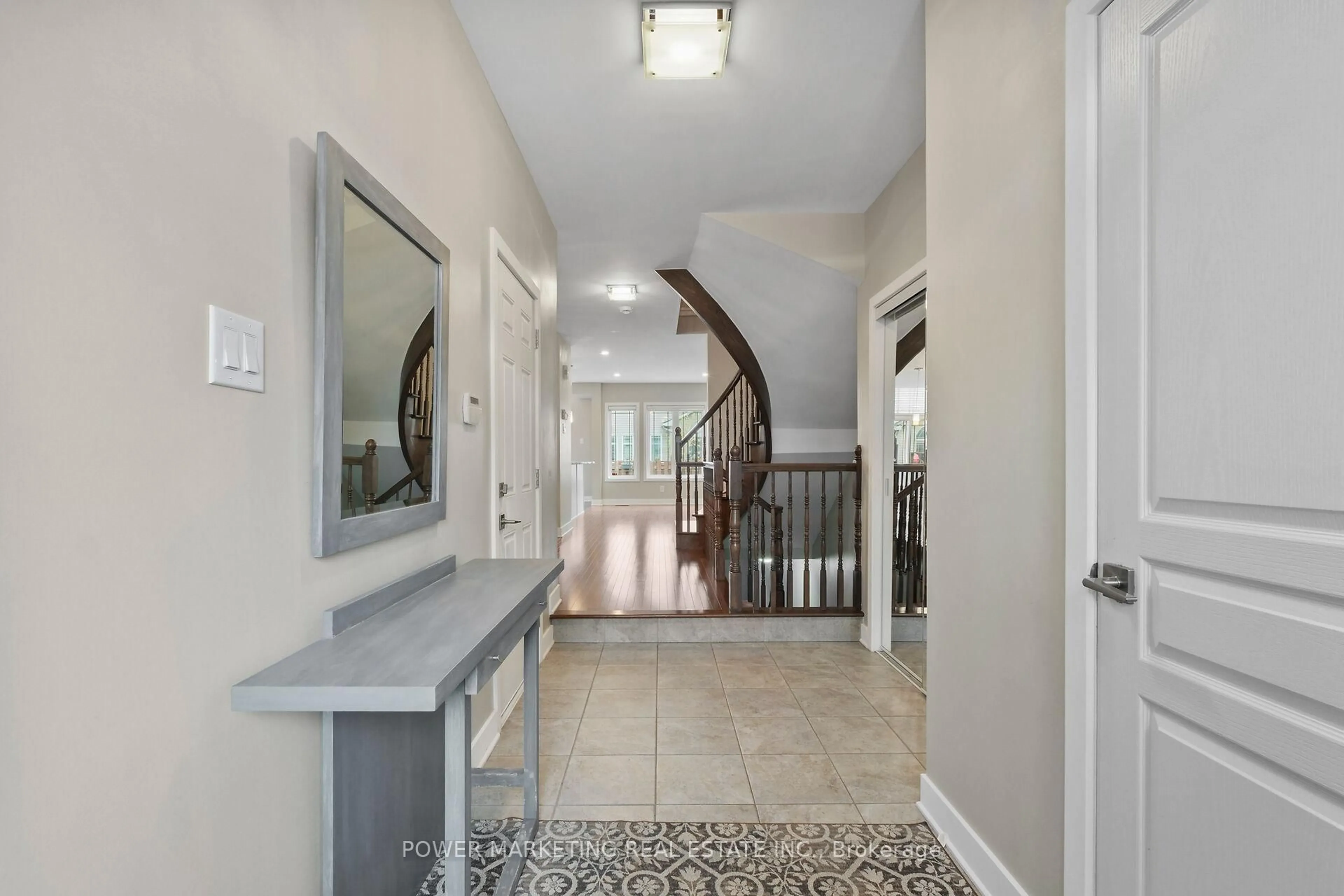 Indoor entryway for 311 Travis St, Ottawa Ontario K1W 0E5