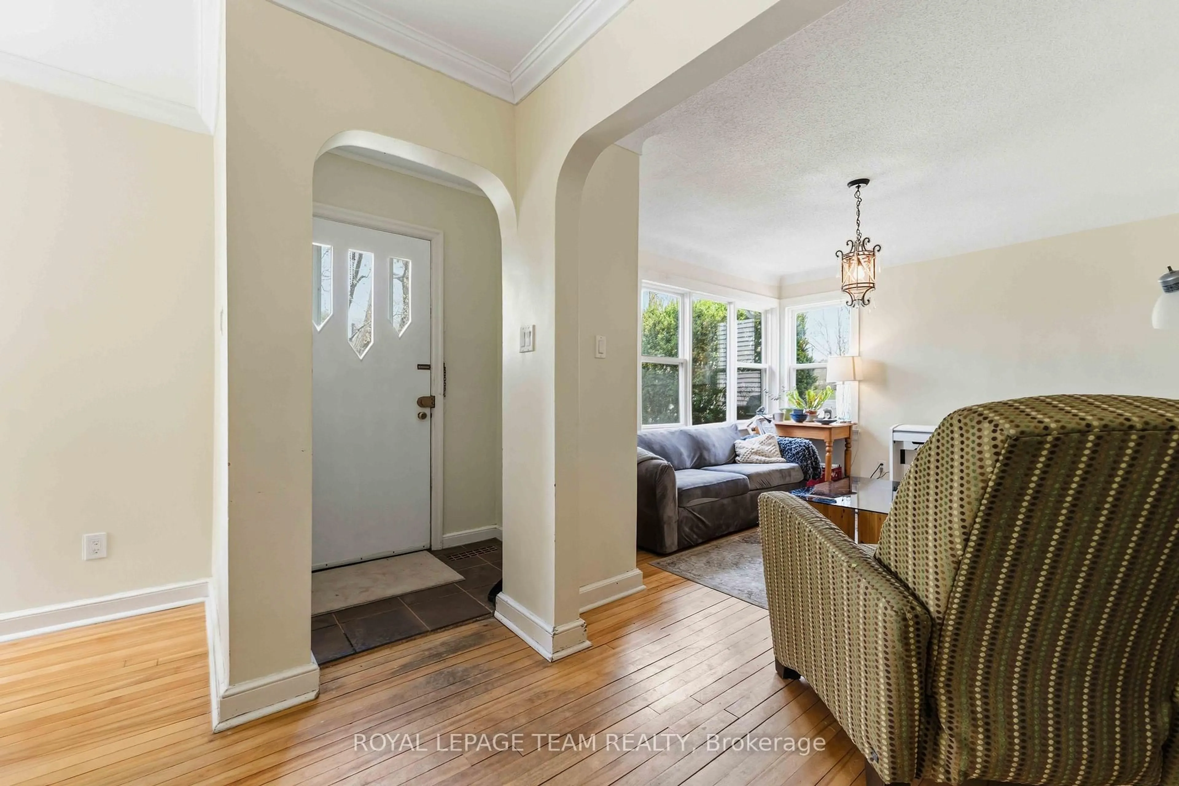 Indoor entryway for 1272 Livingstone Ave, Ottawa Ontario K1H 7P8