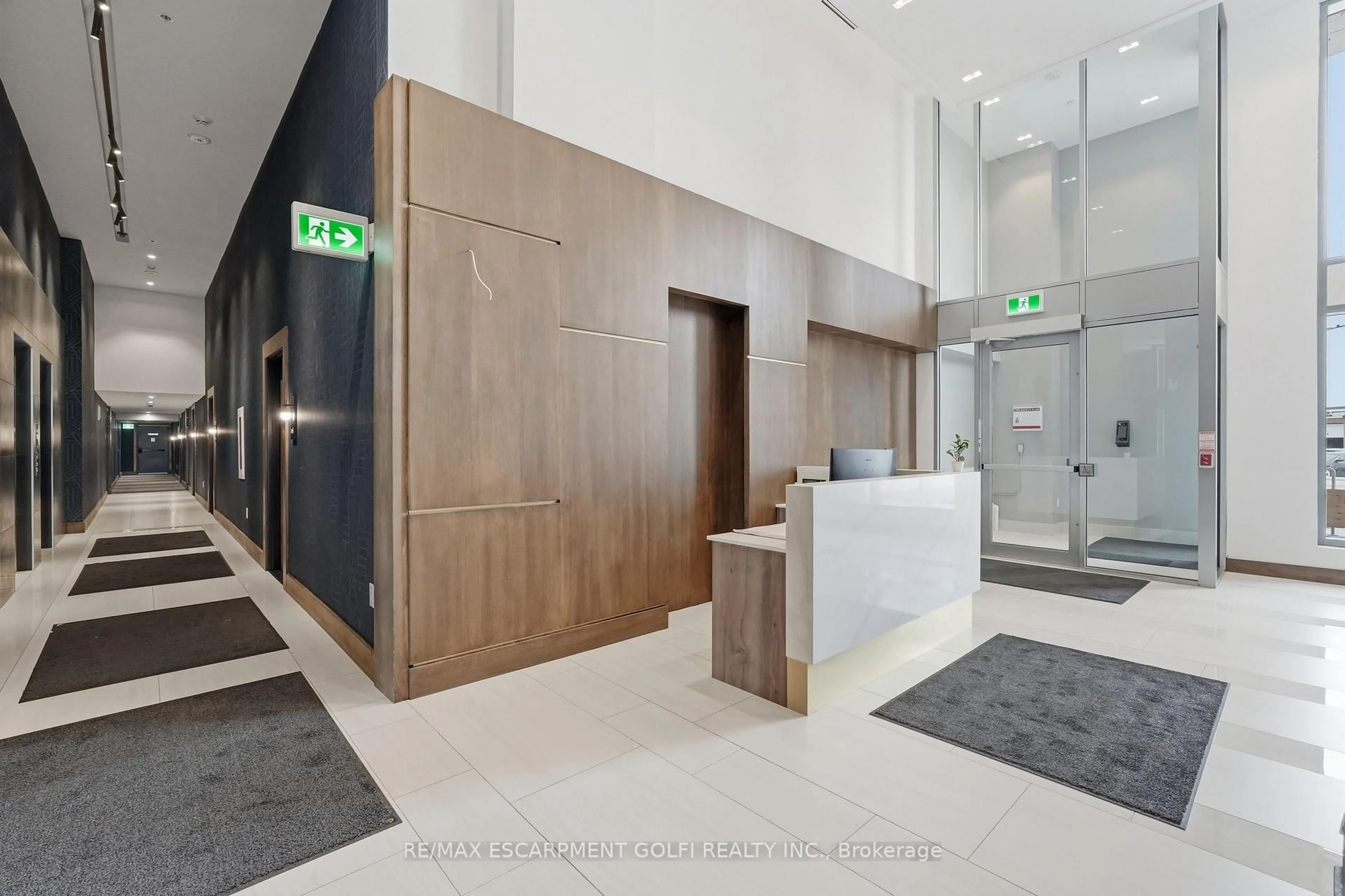 Indoor foyer for 2782 Barton St #513, Hamilton Ontario L8E 2J8