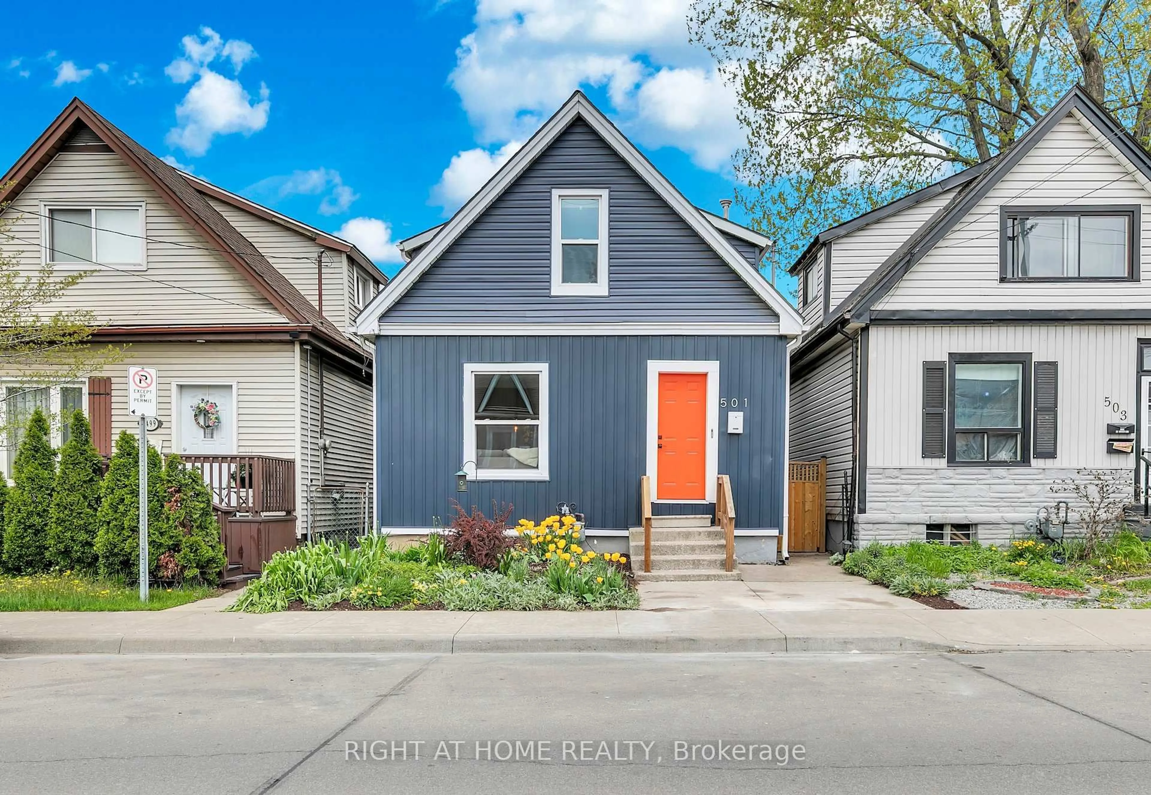 Home with vinyl exterior material, street for 501 Ferguson Ave, Hamilton Ontario L8L 4Z4