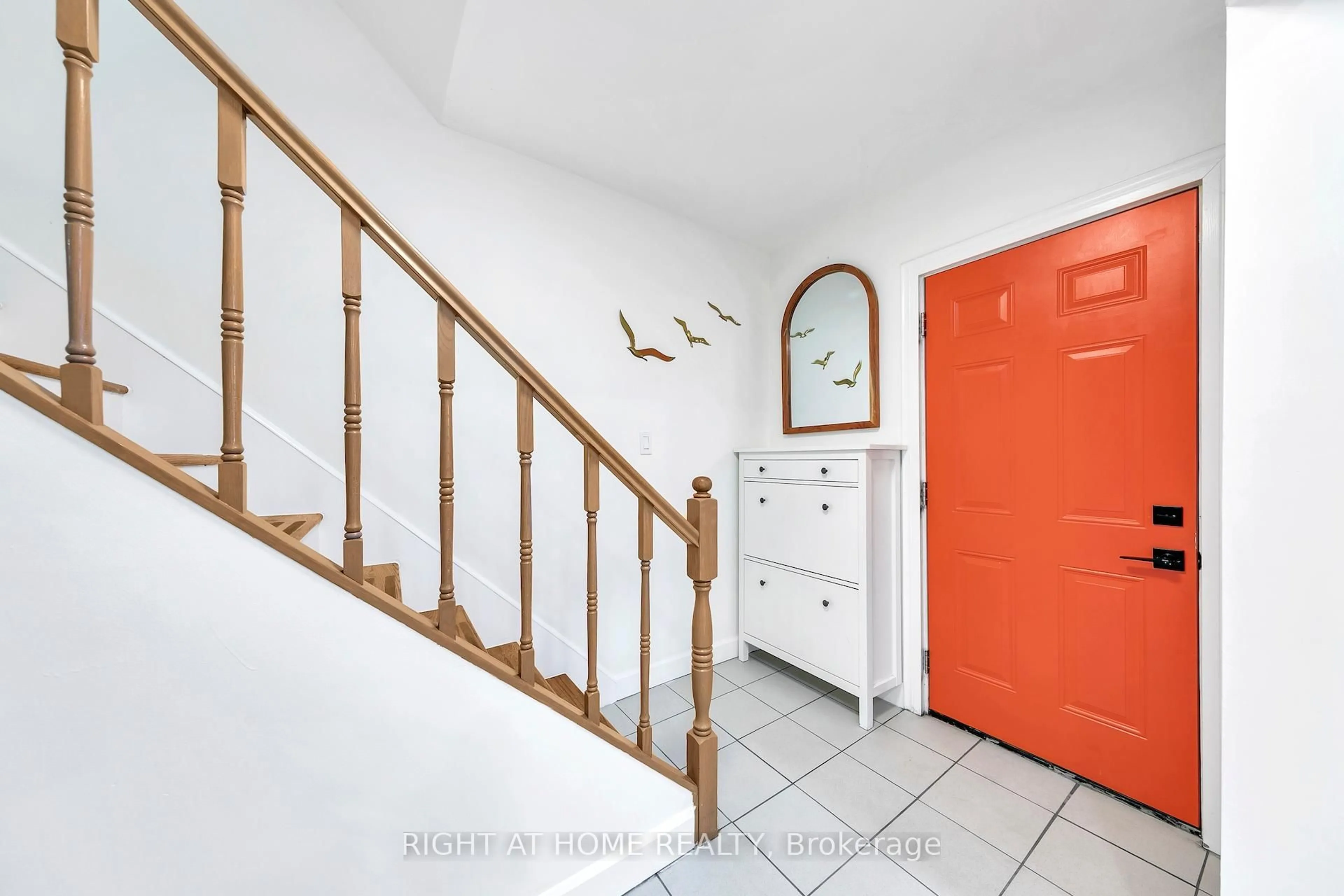 Indoor entryway for 501 Ferguson Ave, Hamilton Ontario L8L 4Z4