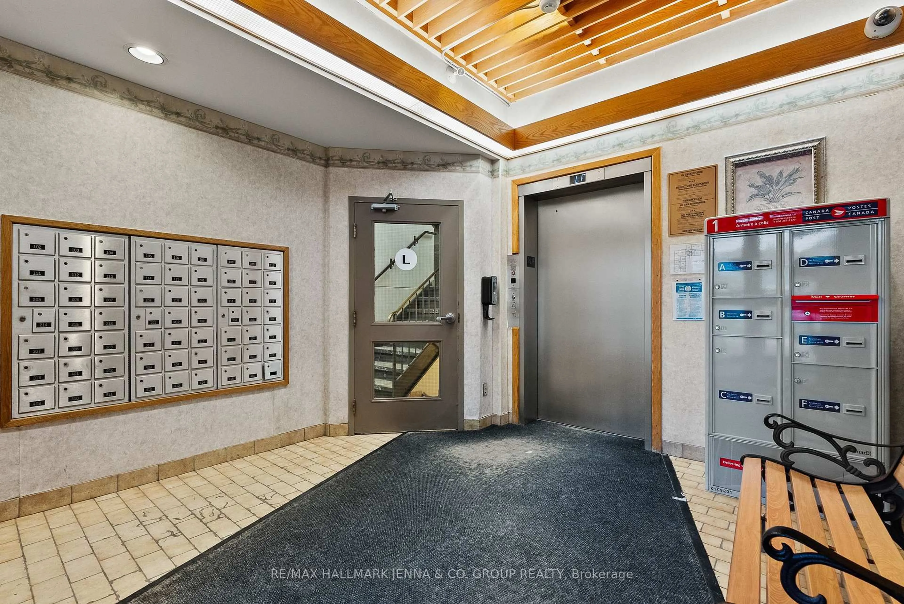 Indoor foyer for 6532 Bilberry Dr #114, Ottawa Ontario K1C 4N9