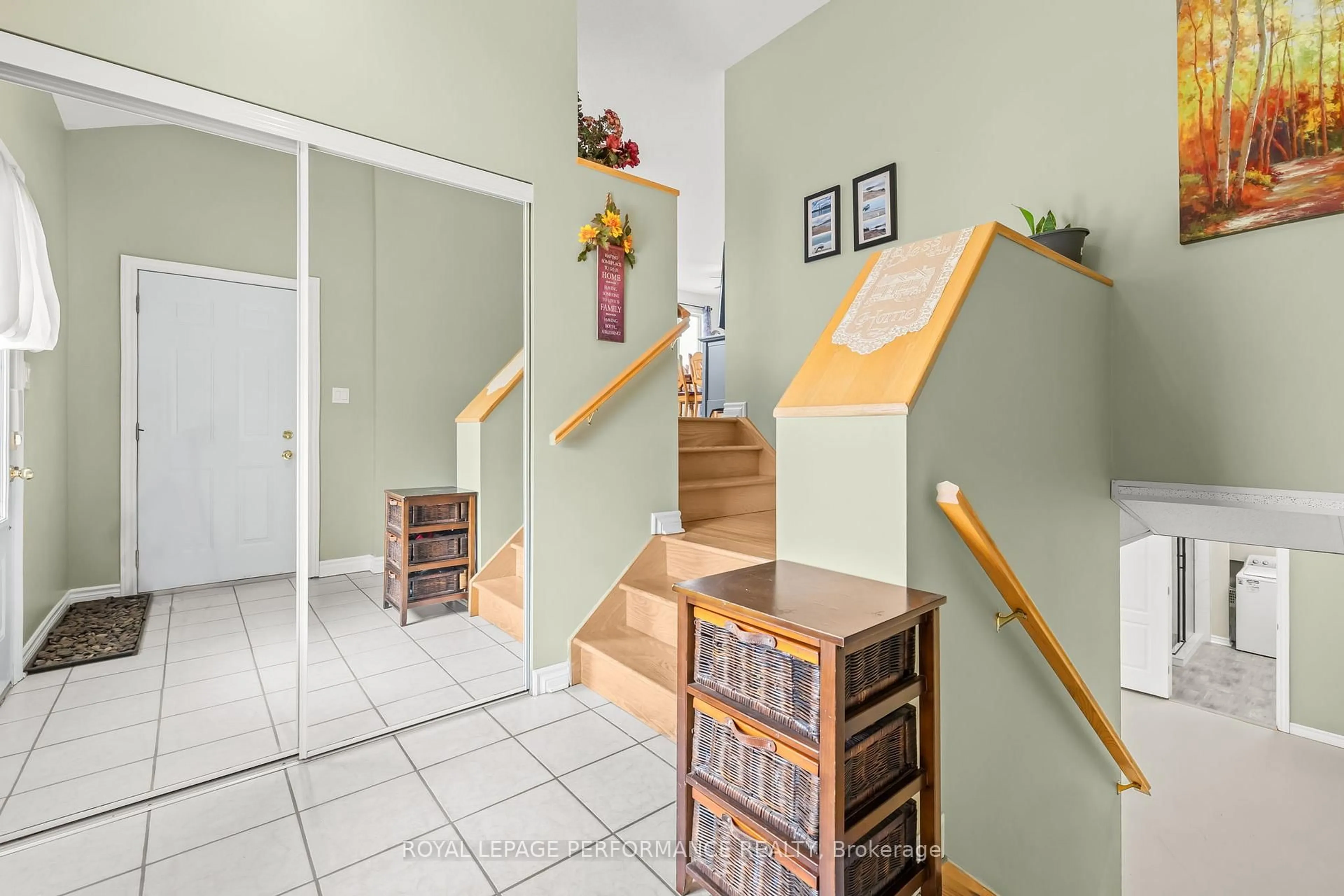 Indoor entryway for 6 Sarah St, Casselman Ontario K0A 1M0