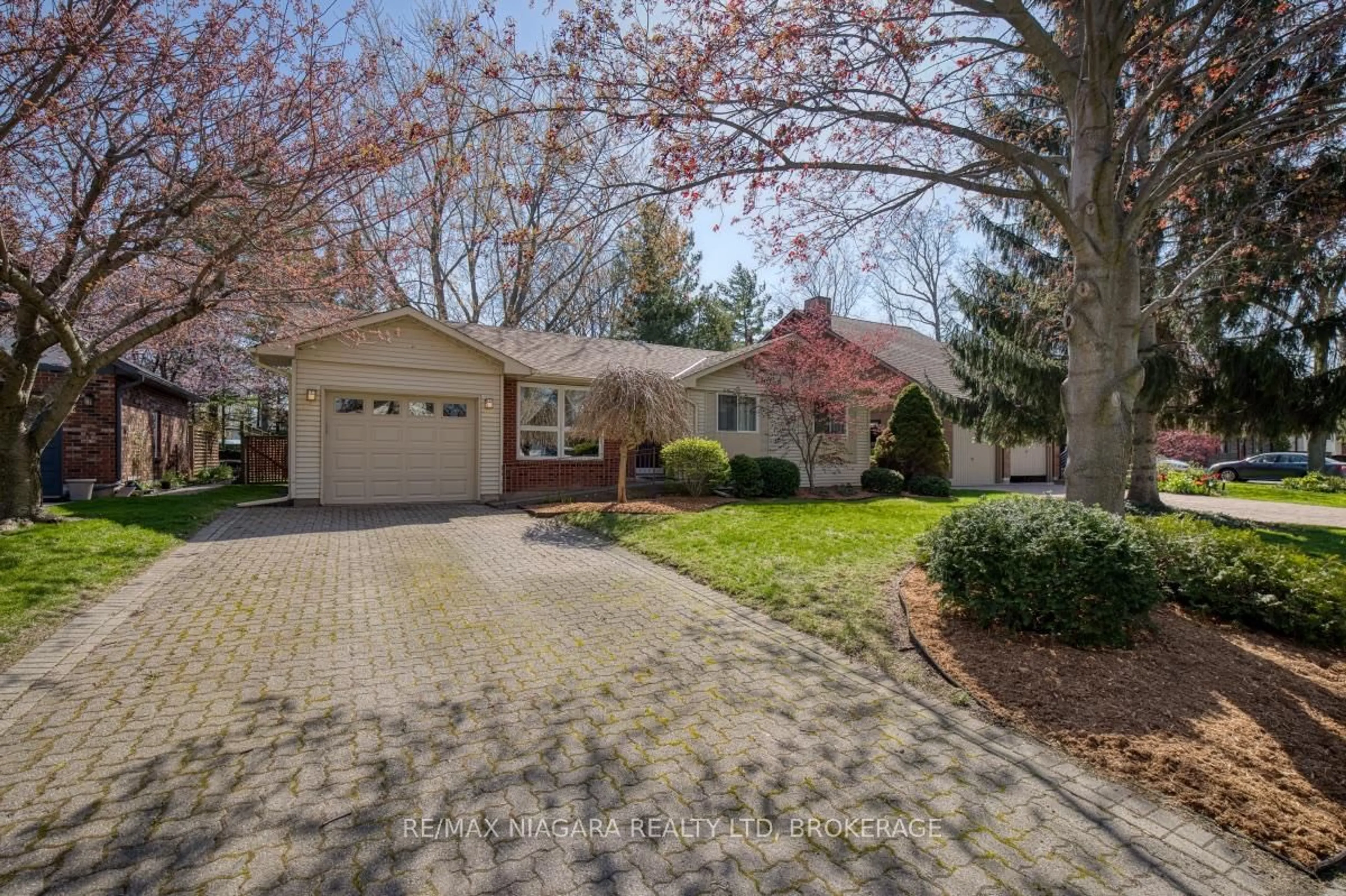 Home with brick exterior material, street for 15 Oak Dr, Niagara-on-the-Lake Ontario L0S 1J0