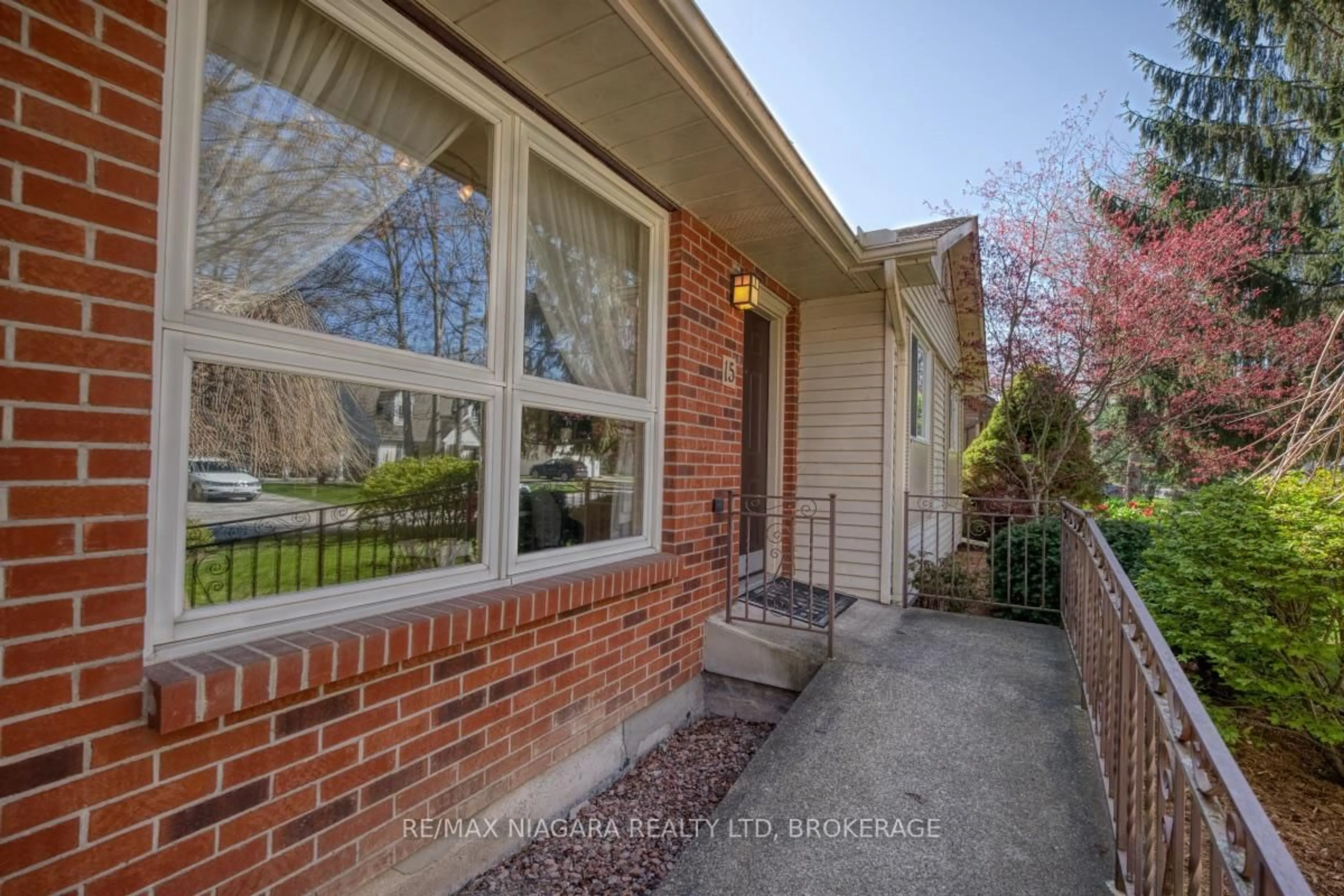 Home with brick exterior material, street for 15 Oak Dr, Niagara-on-the-Lake Ontario L0S 1J0