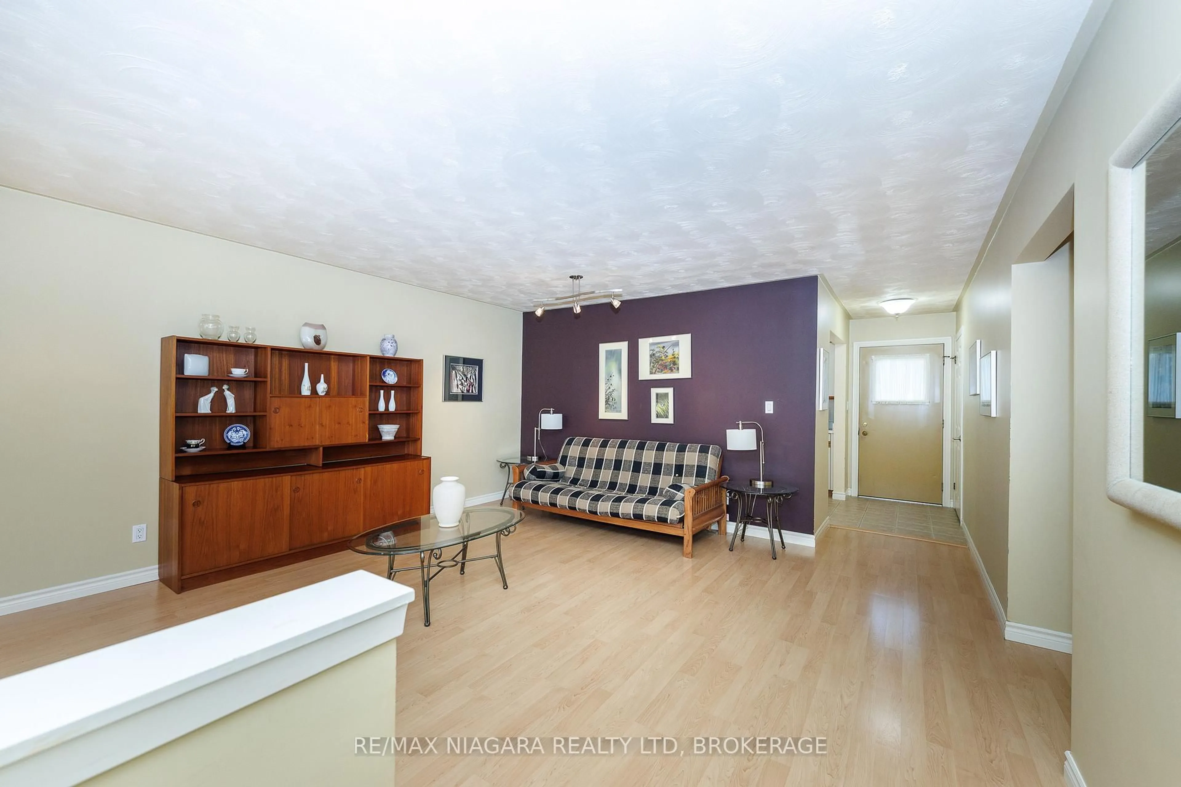 Living room with furniture, unknown for 15 Oak Dr, Niagara-on-the-Lake Ontario L0S 1J0