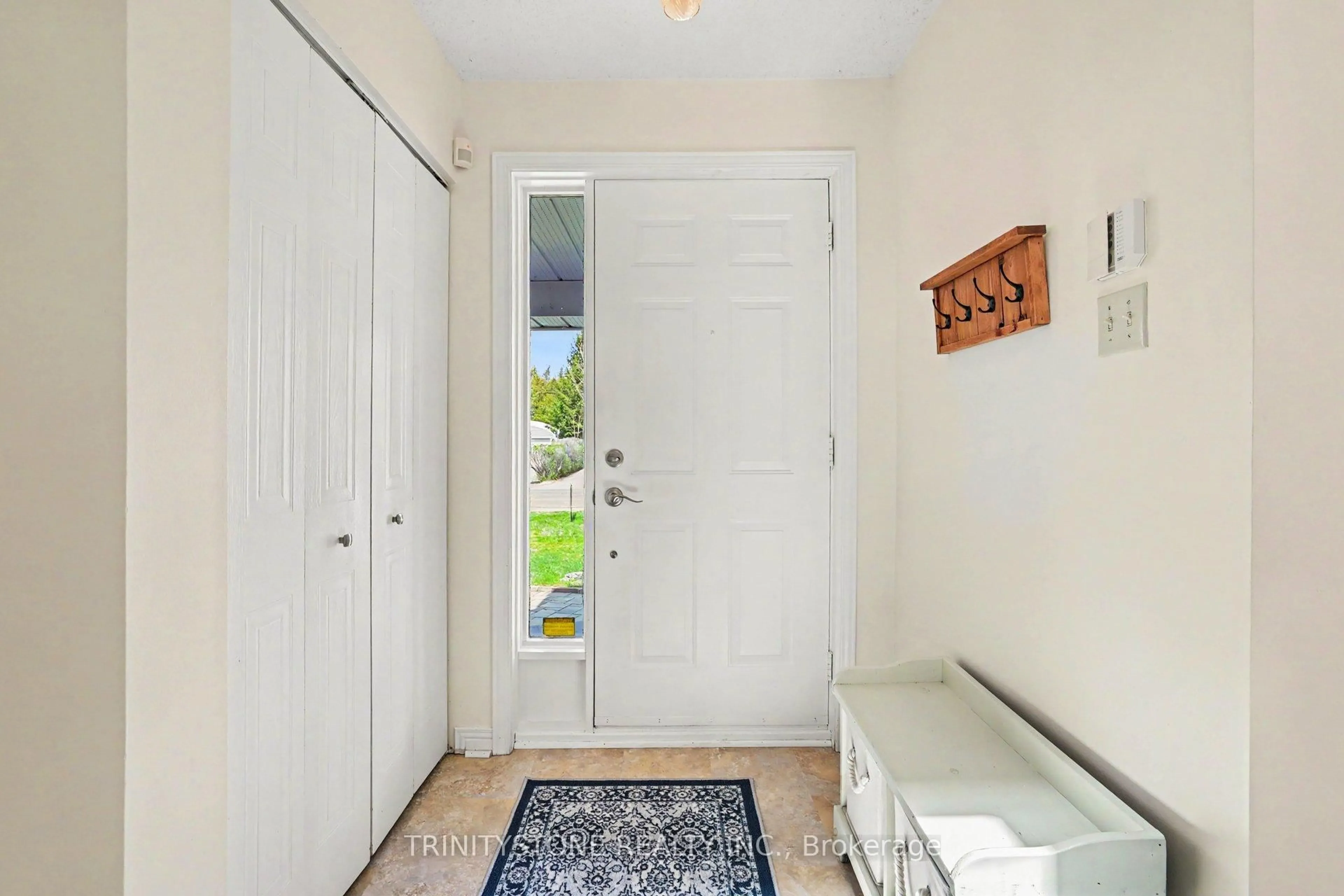 Indoor entryway for 6294 Fernbank Rd, Stittsville Ontario K2S 1X5